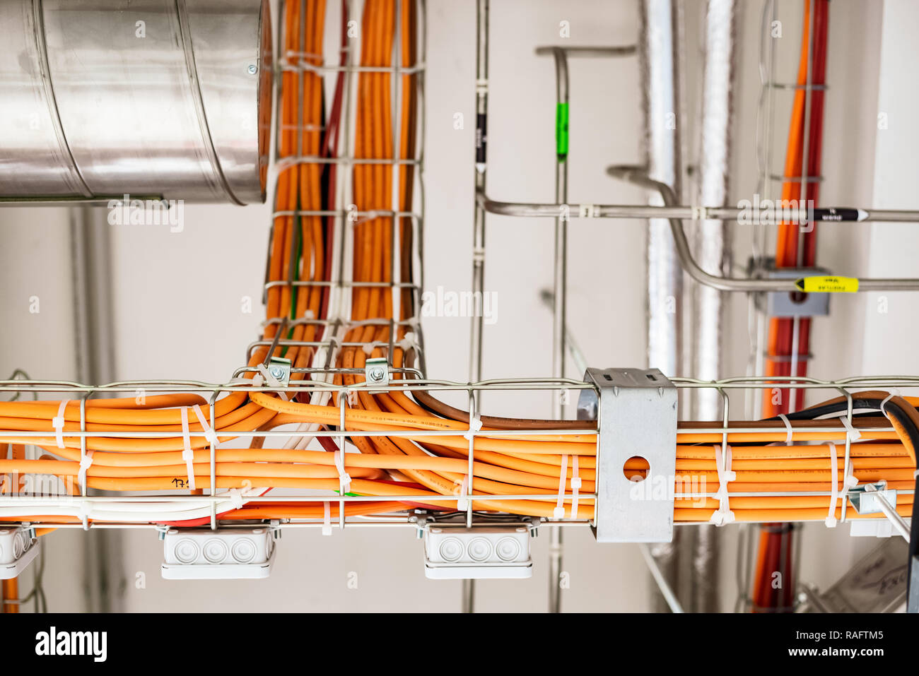 Câblage électrique dans un bâtiment moderne Banque D'Images