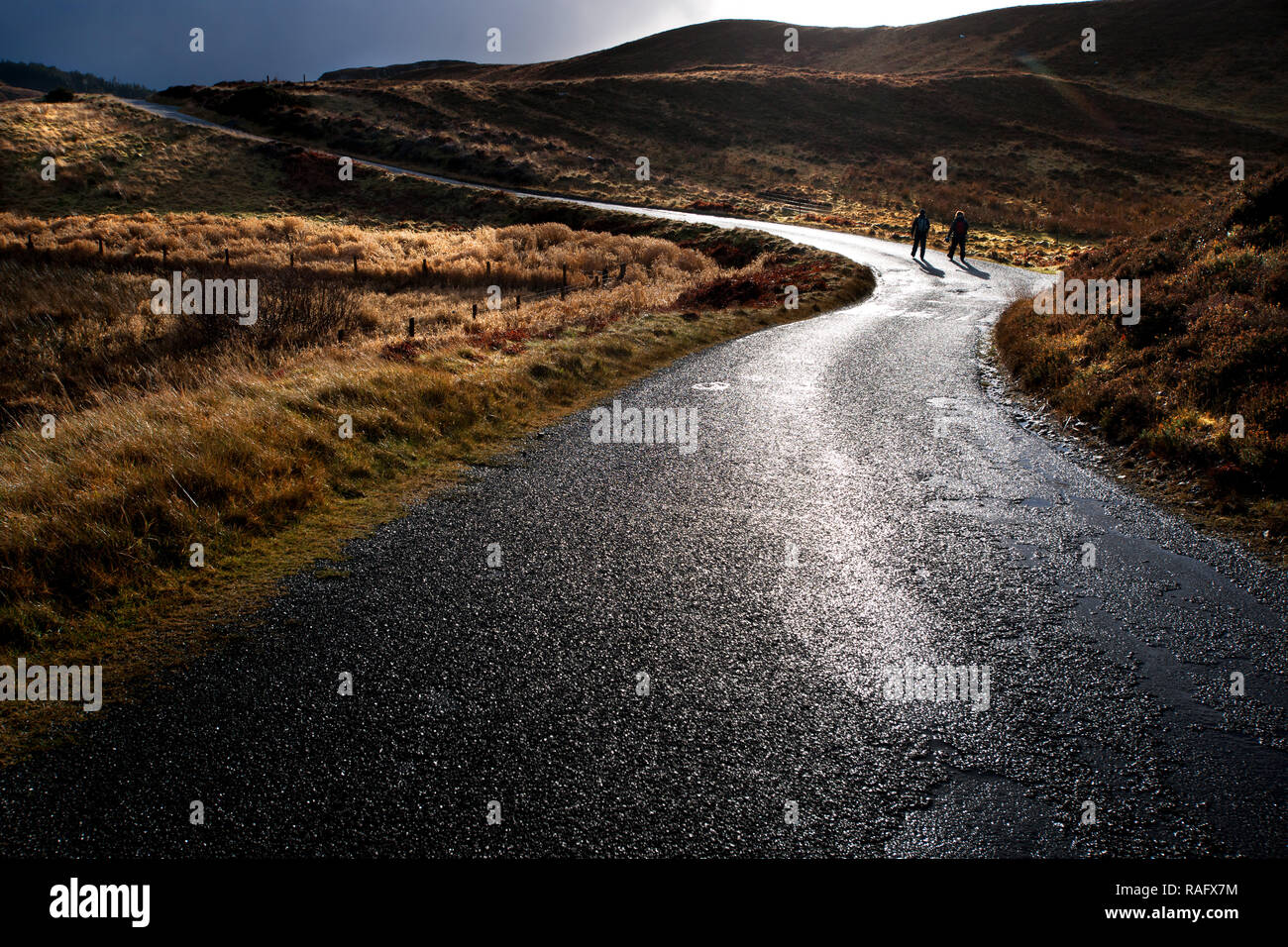 Désolé désertes routes sinueuses avec neige et glace disparaissant dans la distance Banque D'Images