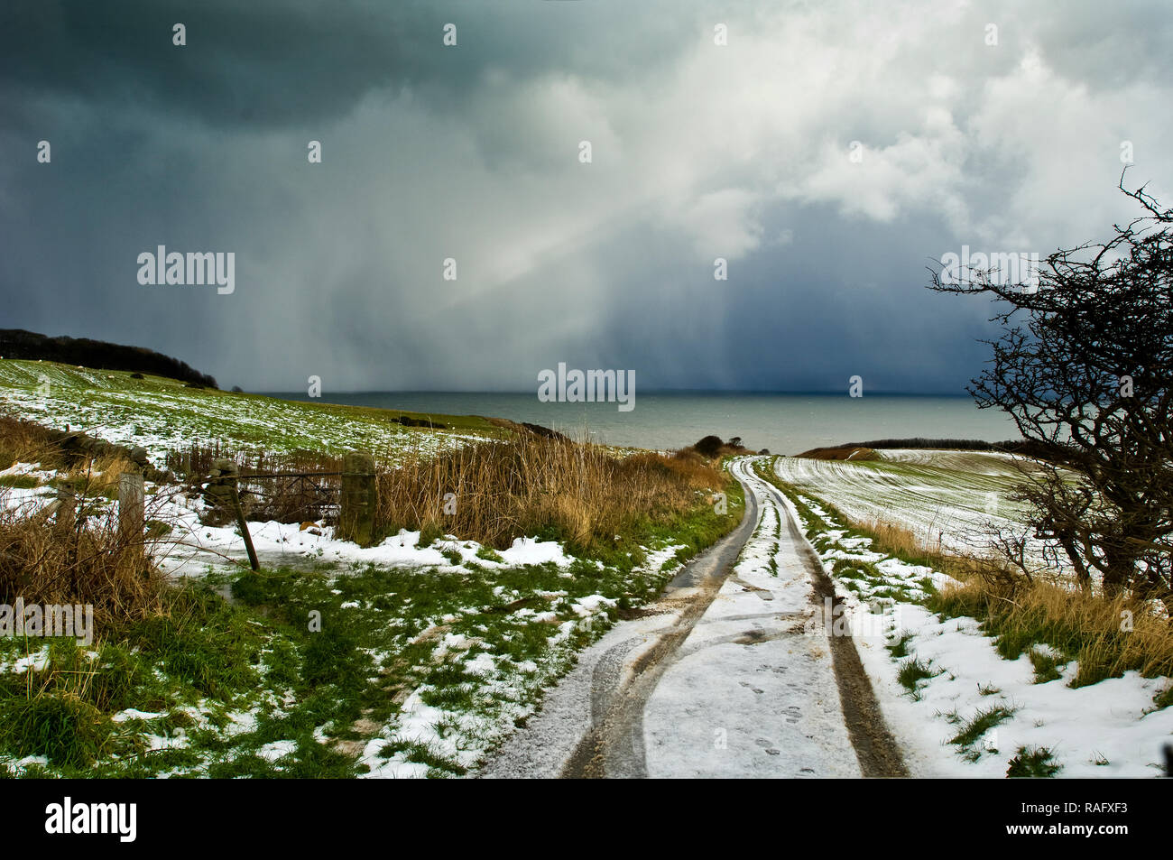 Désolé désertes routes sinueuses avec neige et glace disparaissant dans la distance Banque D'Images