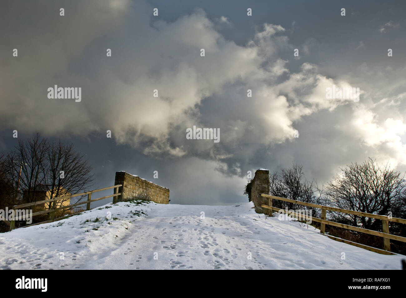 Désolé désertes routes sinueuses avec neige et glace disparaissant dans la distance Banque D'Images