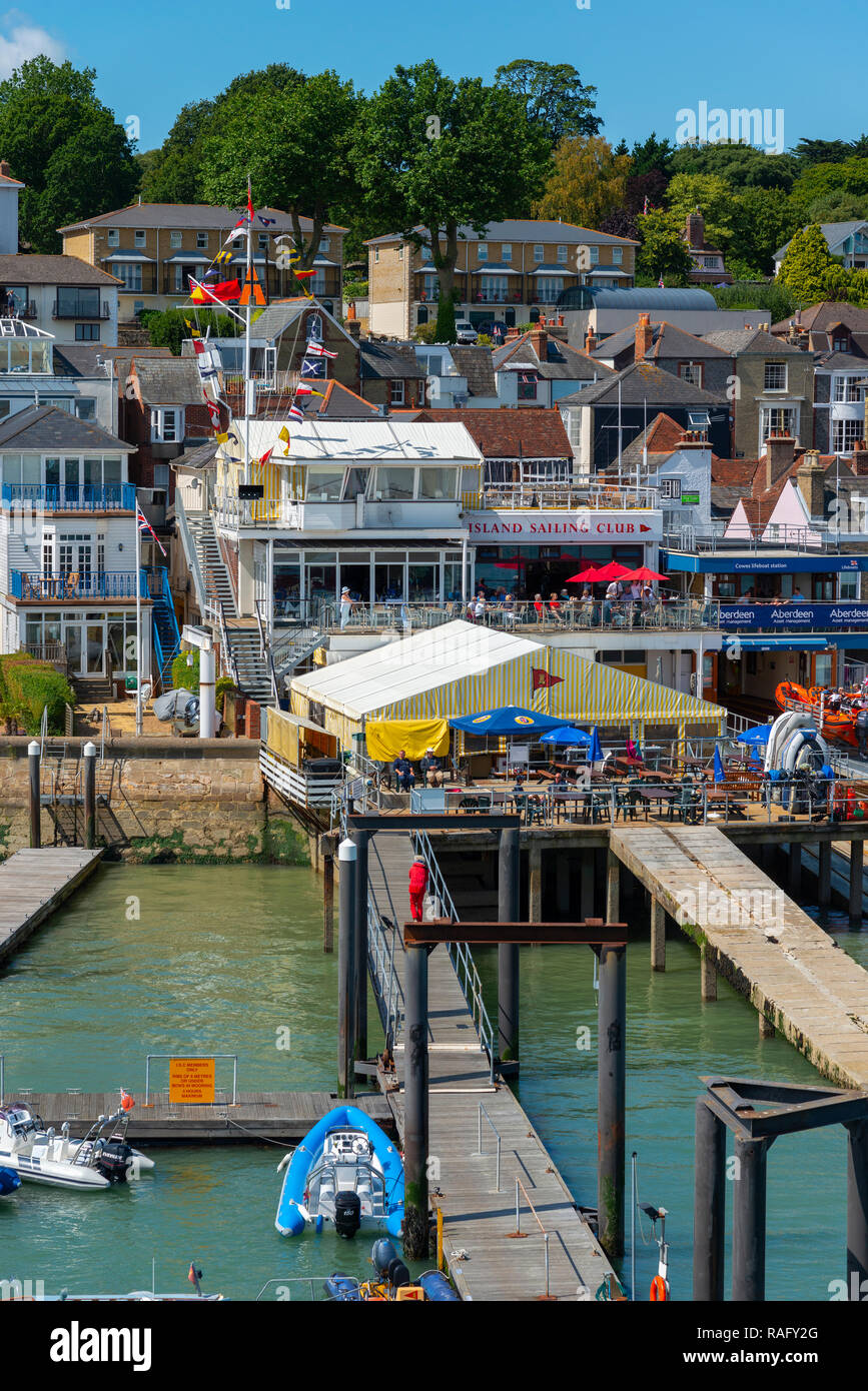 Island Sailing Club sur le front de mer dans la ville de Cowes pendant la semaine Cowes, île de Wight, Angleterre, GB Banque D'Images