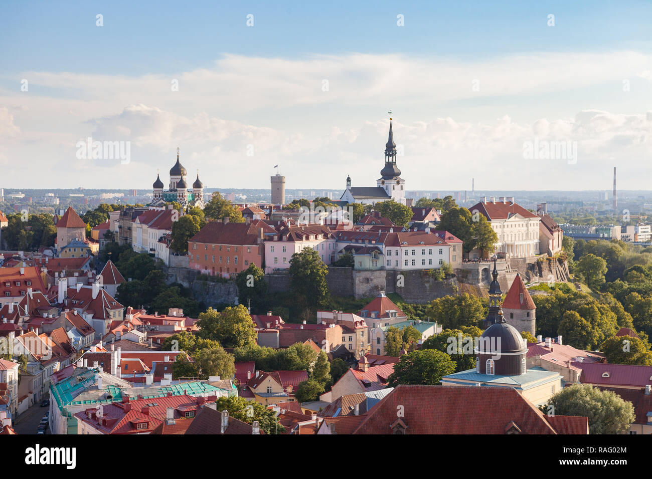 Cityscape vue aérienne sur la partie supérieure de la vieille ville avec l'église Saint Nicolas et la tour de la colline de Toompea à Tallinn, Estonie Banque D'Images