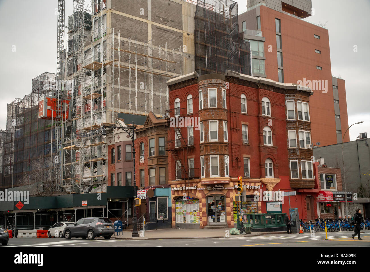 New York NY/USA-Décembre 30, 2018 Nouveau développement et immeubles plus anciens de Quatrième Avenue à la famille, à la mode du quartier de Park Slope à Brooklyn à New York le dimanche, Décembre 30, 2018. (© Richard B. Levine) Banque D'Images