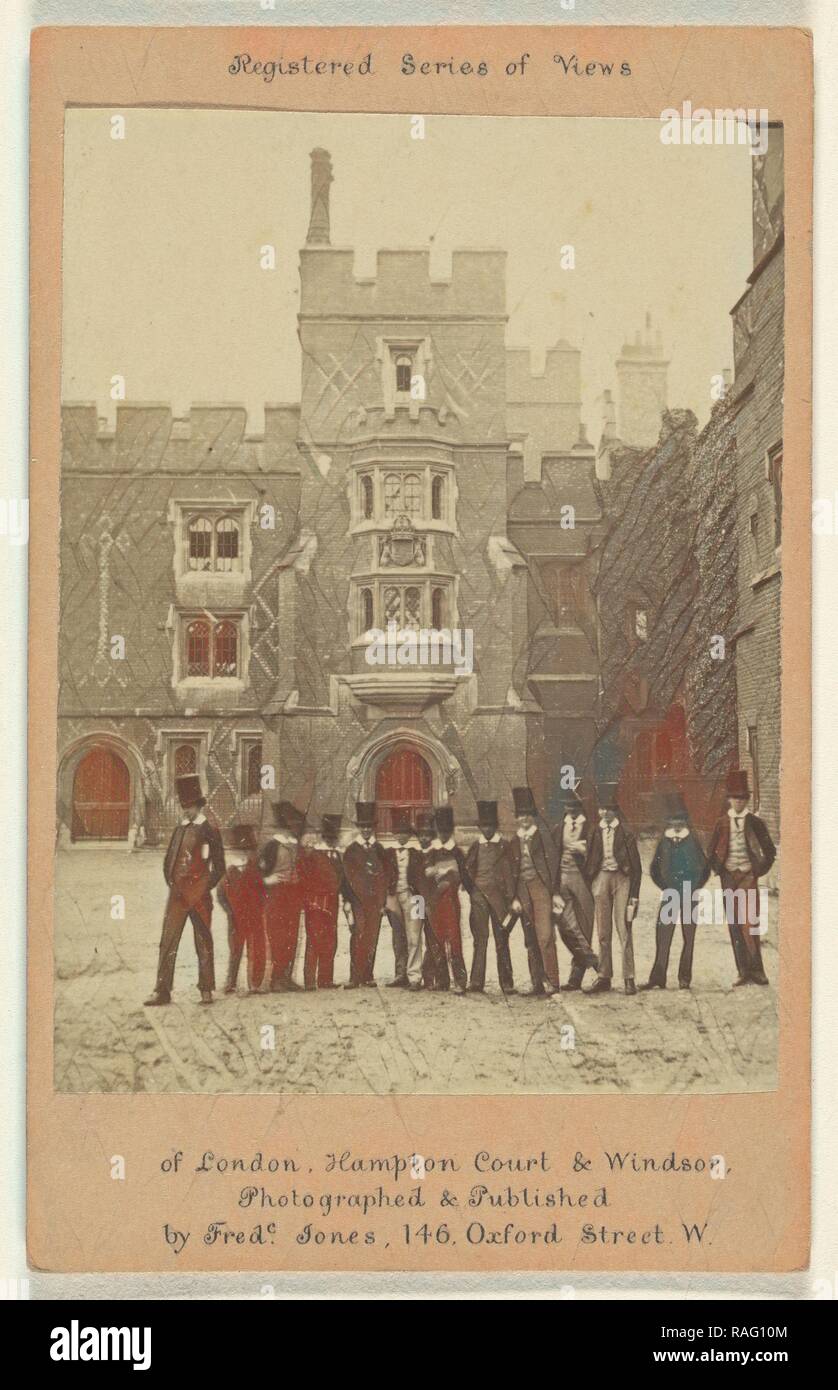 Eton College, Groupe d'hommes en chapeaux haut posing in front of Eton College, en Angleterre, Frederic Jones (britannique, active repensé Banque D'Images