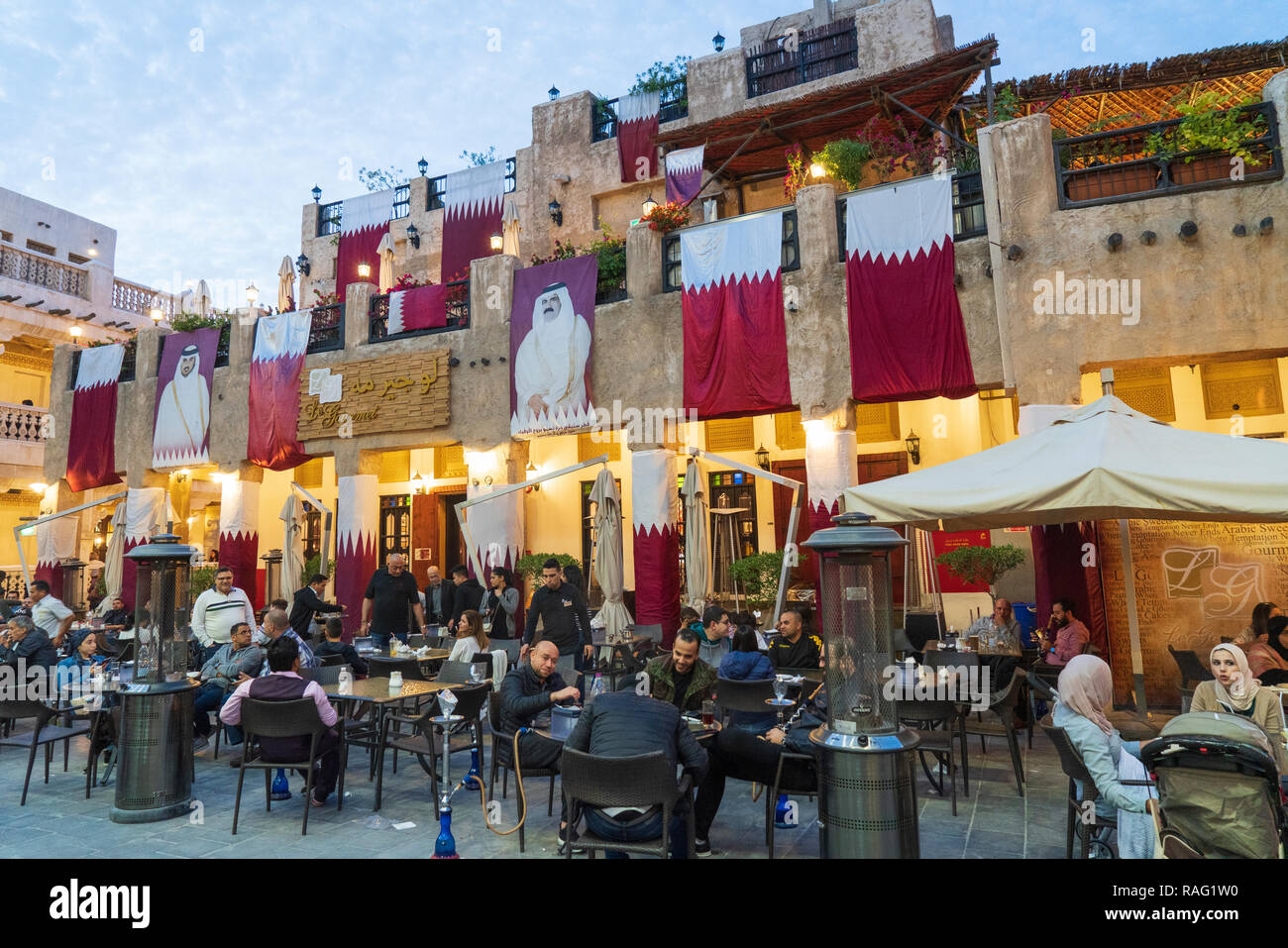 Restaurant très fréquenté le soir à Souq Waqif à Doha, Qatar Banque D'Images