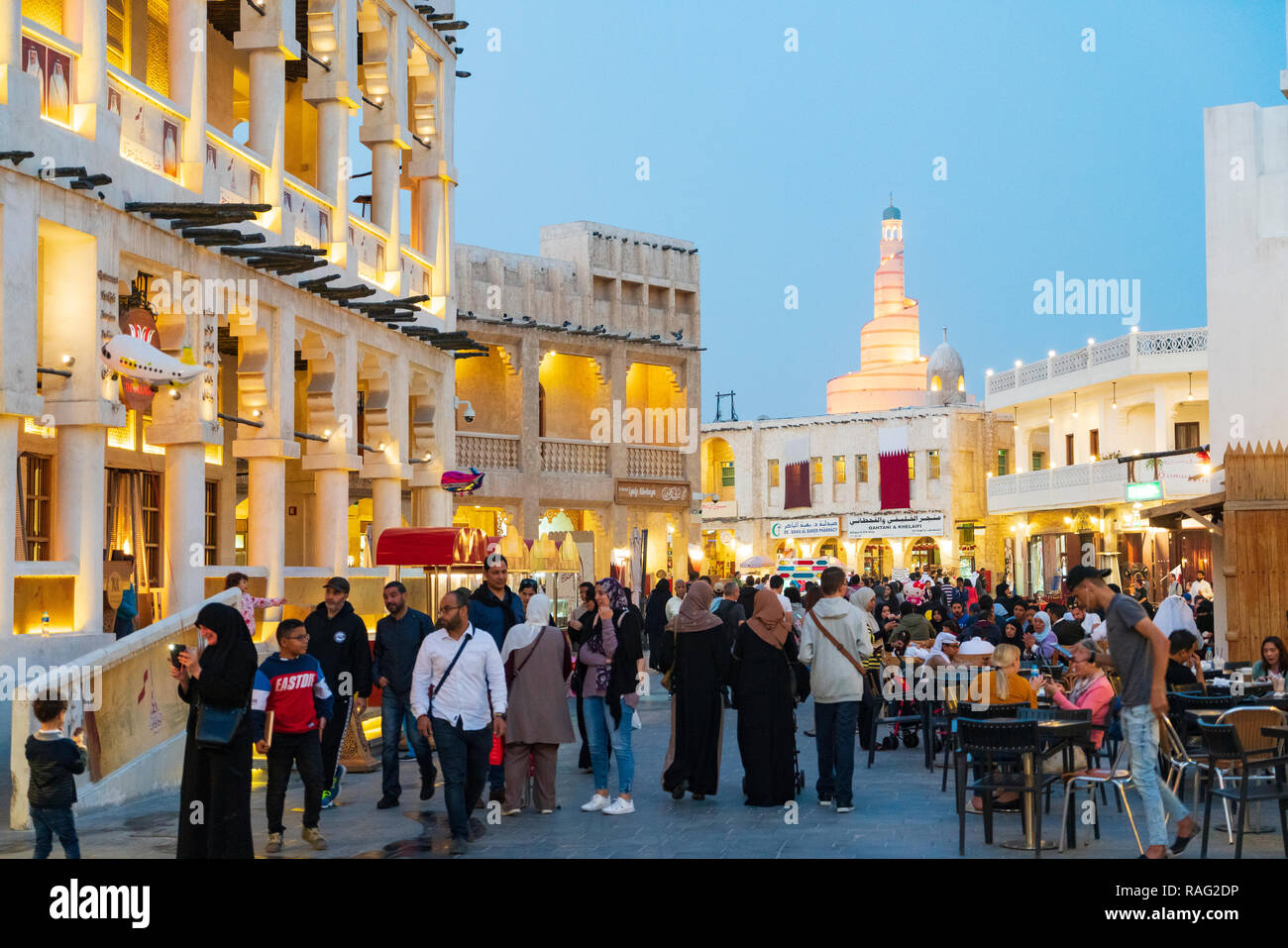 Scène de rue en soirée avec des gens de Souq Waqif à Doha, Qatar Banque D'Images