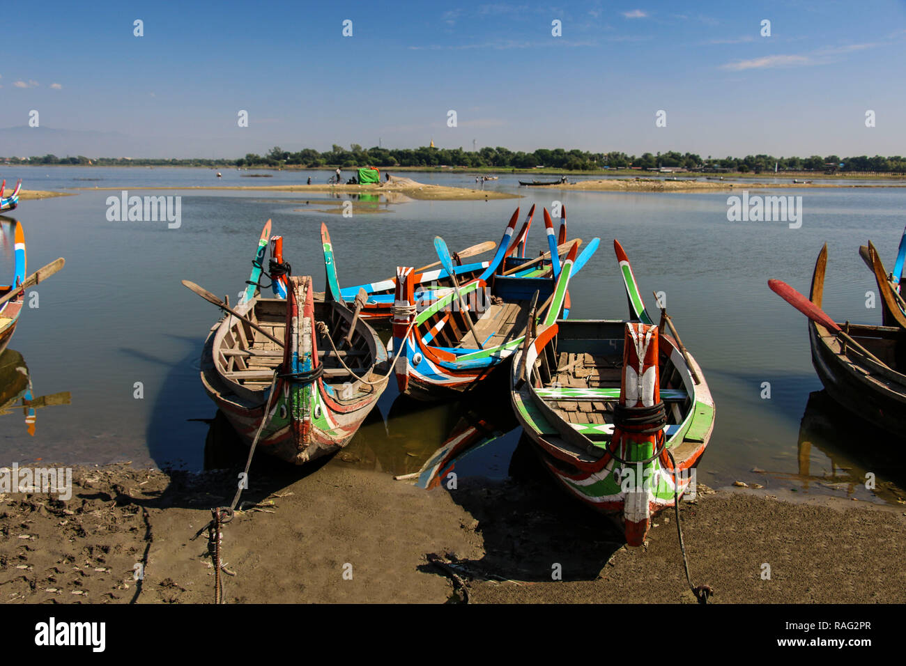 Le bateau local dans le lac Taungthaman près de U Bein Bridge à Amarapura, Myanmar (Birmanie) Banque D'Images