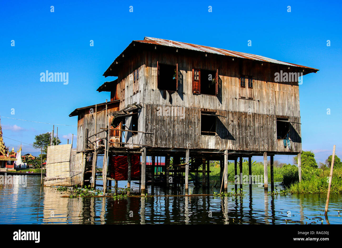 Maisons flottantes typiques sur le lac inle Banque de photographies et ...