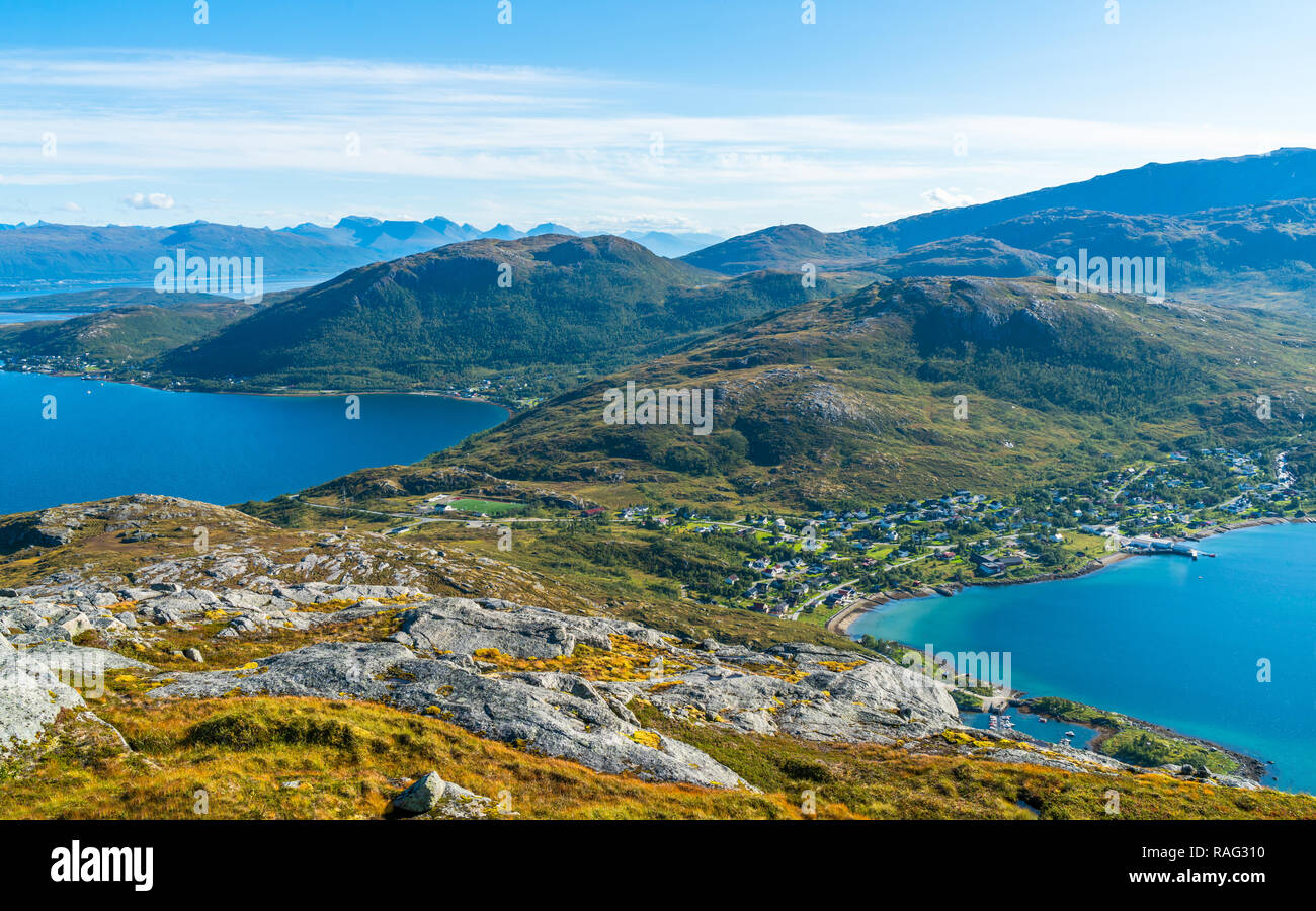 Vue sur les collines et montagnes entre l'Kakdfjorden Ersfjorden et fjords sur la côte ouest de l'île de Kvaloya à Tromso Municipalité de Troms c Banque D'Images