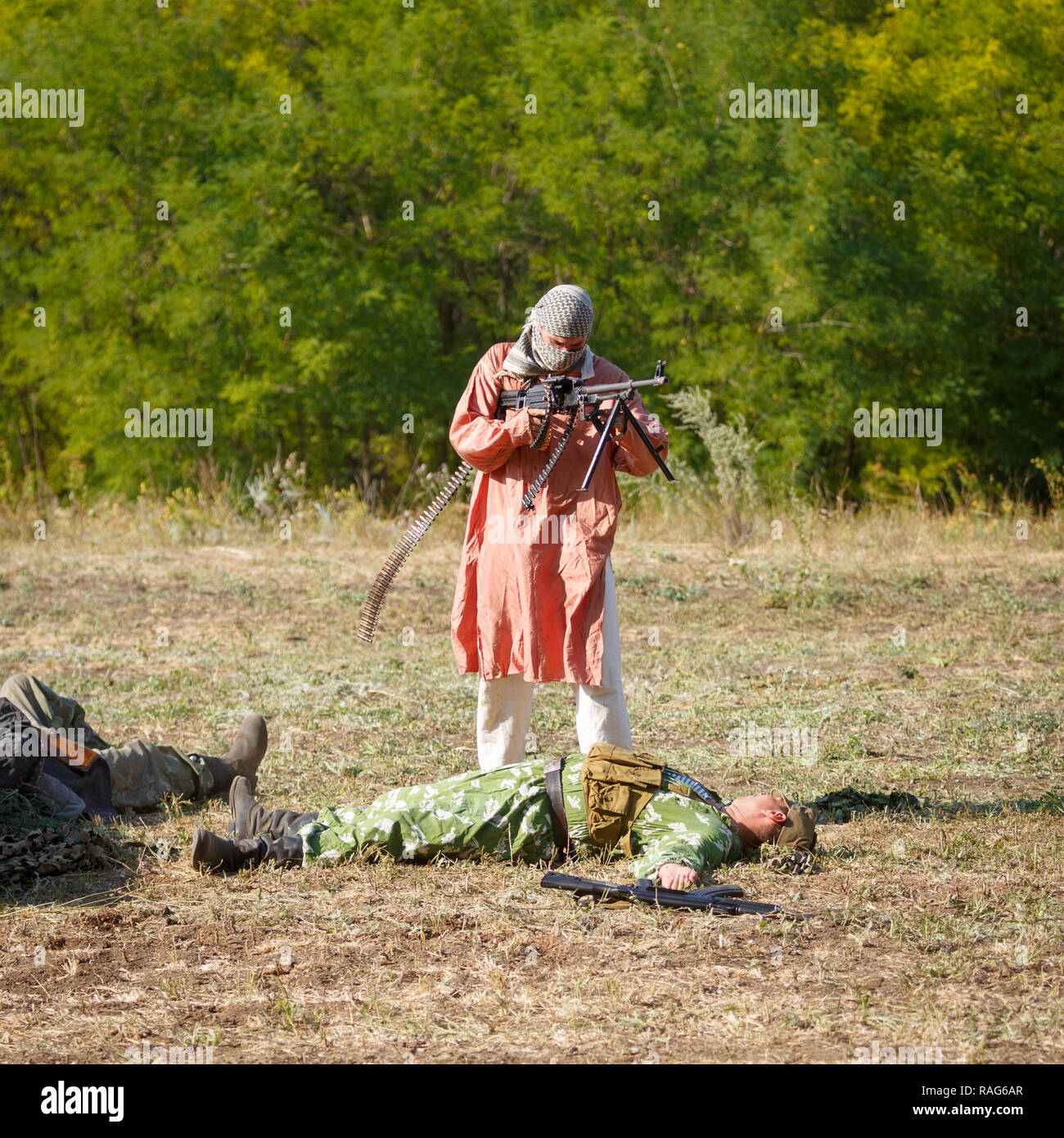 Festival Historique Sambek Heights. Mujahid sur le champ de bataille entre les soldats soviétiques morts Banque D'Images