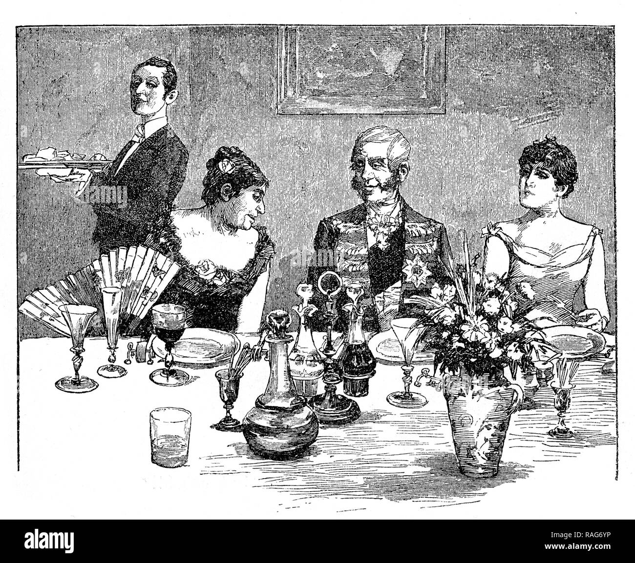 Gossip partagée à la table, tandis que le serveur écoute Banque D'Images