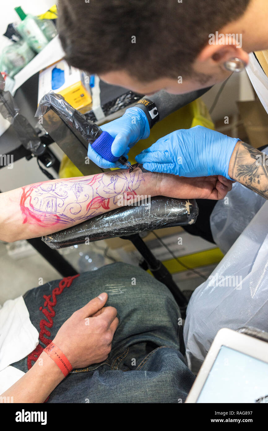 Artistes tatouage au travail - Conventions et exposition de Tattoo à la Spezia, Lucques et Pistoia Banque D'Images