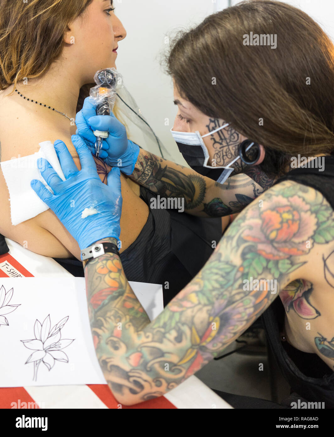 Artistes tatouage au travail - Conventions et exposition de Tattoo à la Spezia, Lucques et Pistoia Banque D'Images