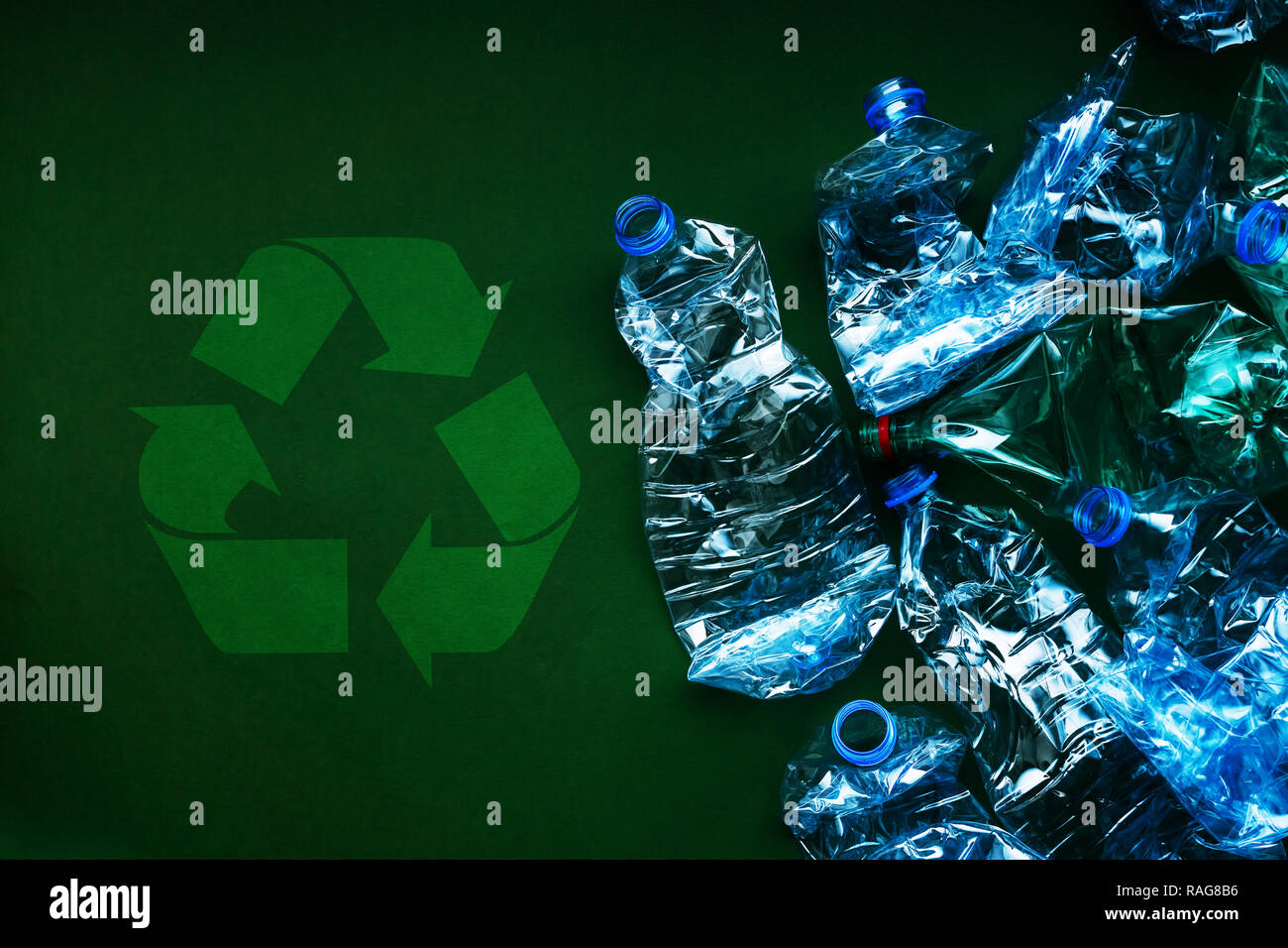 Les bouteilles en plastique pour le recyclage, l'environnement et la pollution concept Banque D'Images