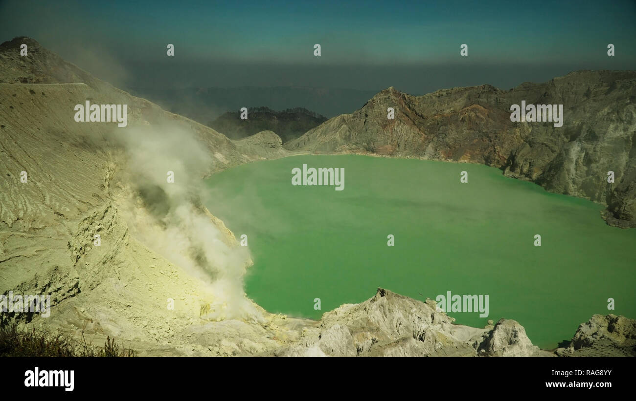 Lac de cratère Kawah Ijen acide où le soufre est exploité. Gaz de soufre, fumée. paysage de montagne volcan Ijen stratovolcans groupe complexe de l'Indonésie dans l'Est de Java Banque D'Images