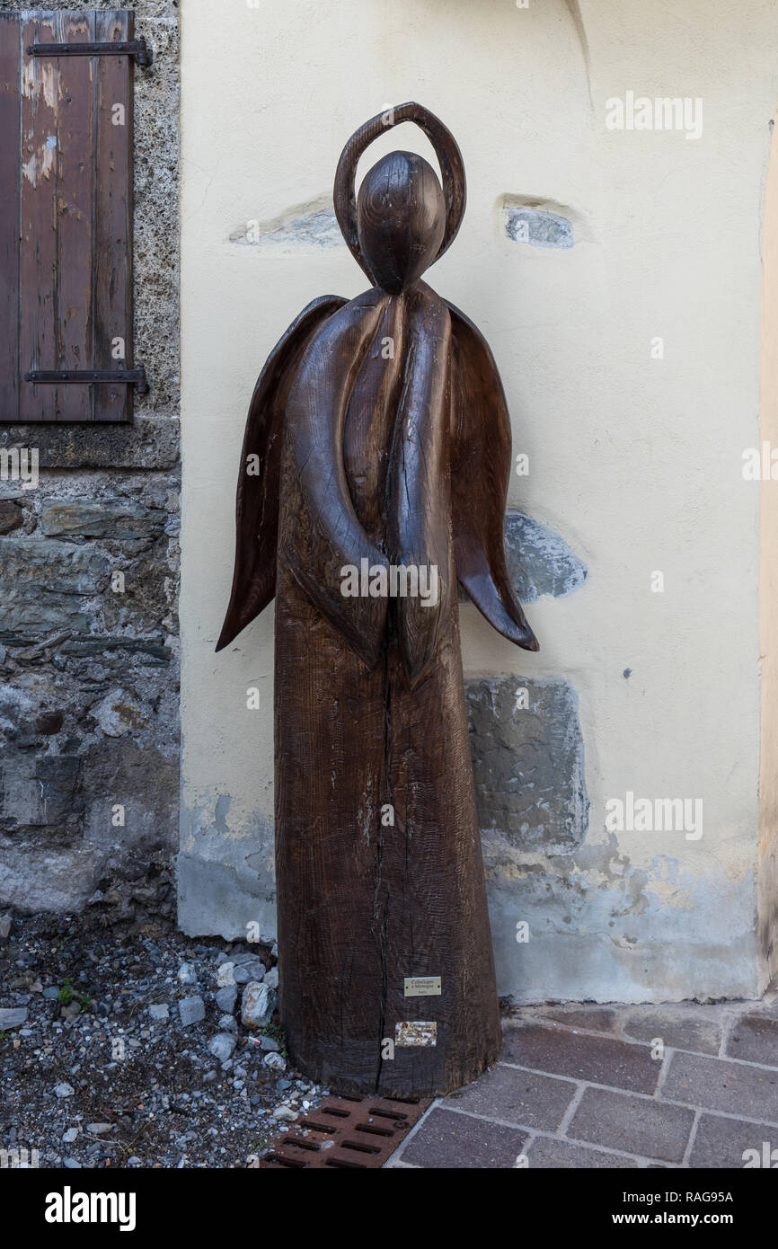 La figure en bois sculpté - Sutrio, Carnia, Friuli Venezia Giulia, Italie Banque D'Images