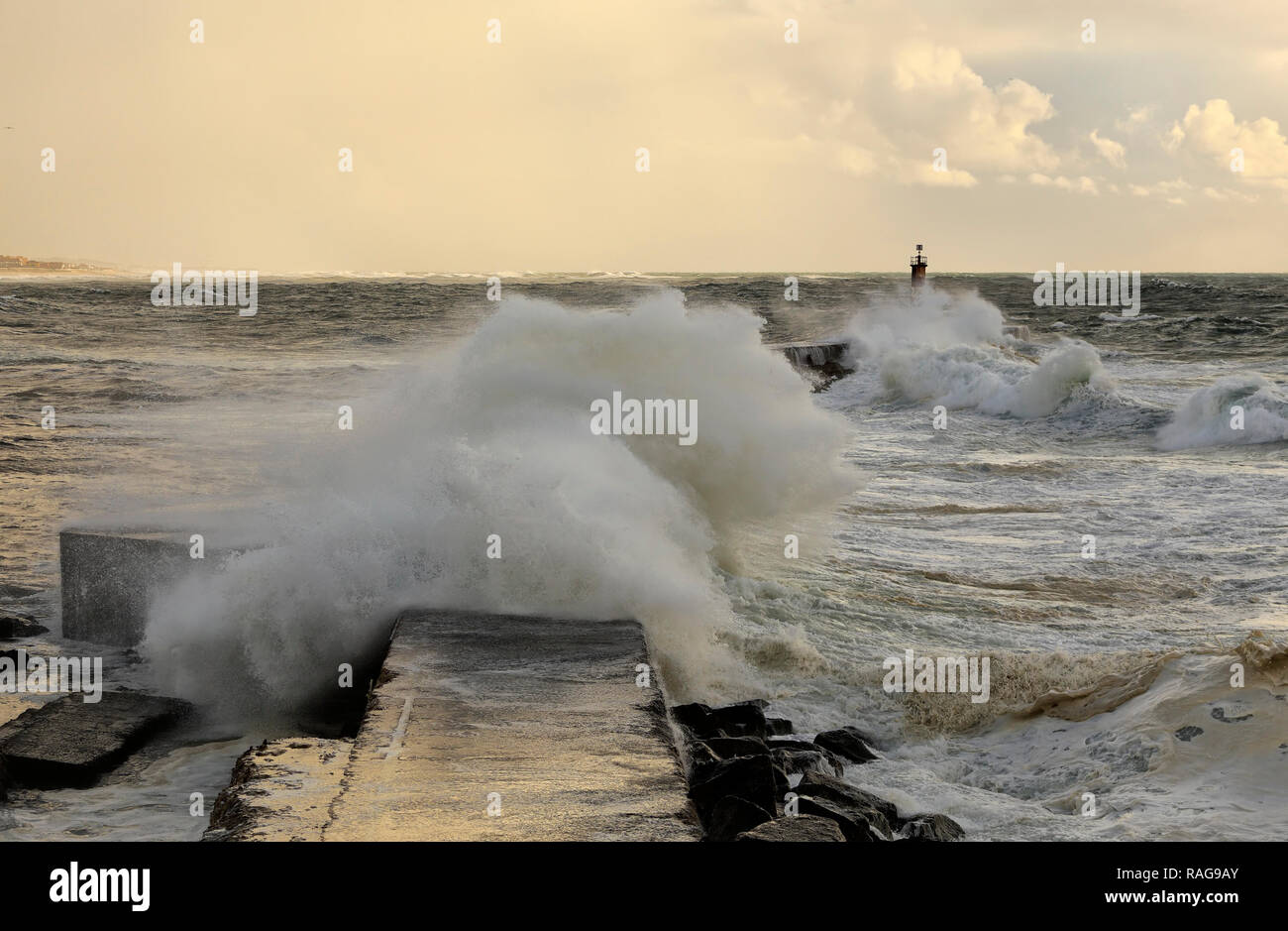 La rivière ave la bouche sous une forte tempête Banque D'Images