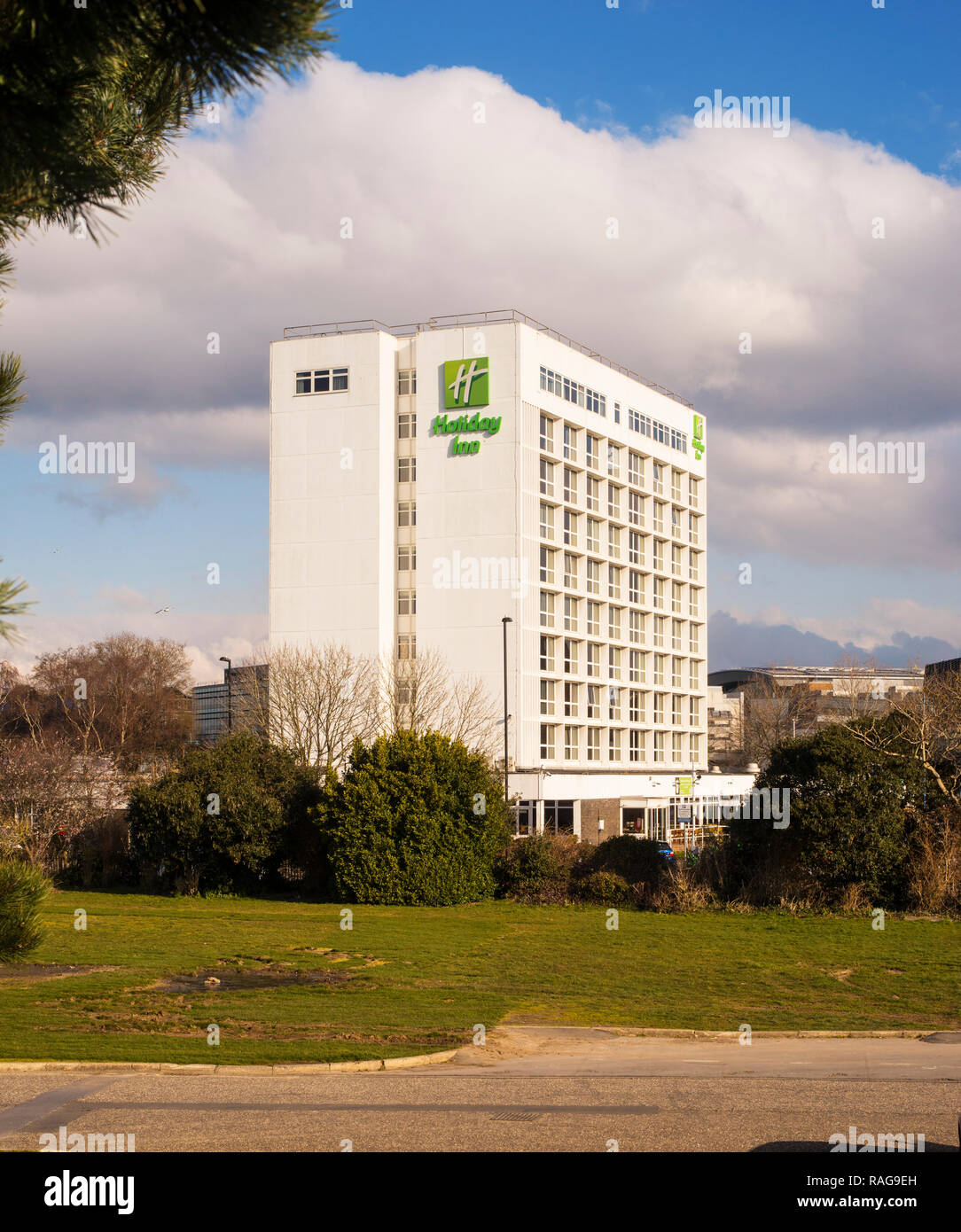 Le Holiday Inn Hotel Southampton, vu de Mayflower Park Banque D'Images