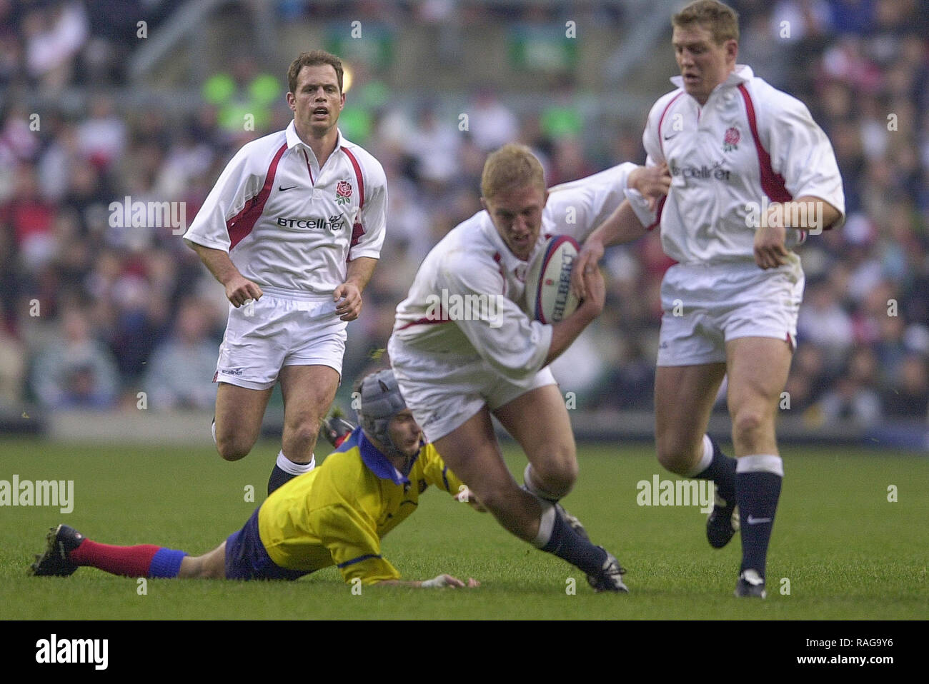 Rugby, le défi Investec Angleterre v Roumanie 17-11-2001 Kyran Bracken regarde Lewis Moody est mis au sol par un défenseur roumain. [Crédit obligatoire, Peter Spurrier/ Intersport Images] Banque D'Images