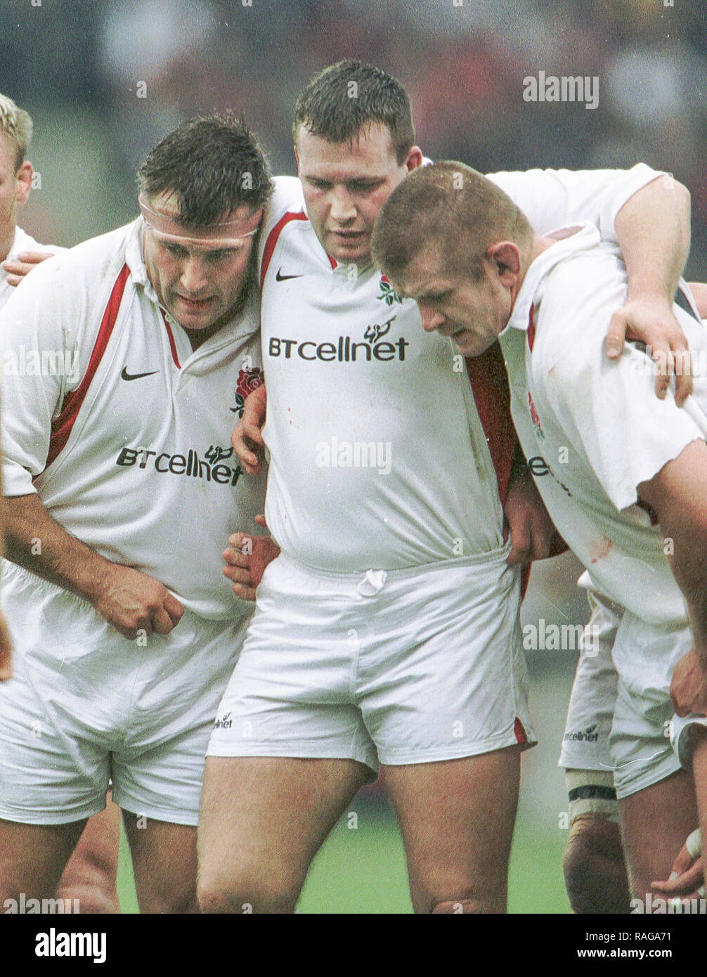 Twickenham, l'Angleterre, l'Investec Défi. 17 novembre 2001 l'Angleterre v Roumanie - Twickenham. L'Angleterre à l'avant, FRA v ROM 2001, l'Angleterre à l'avant, {L} Jason Leonard, hooker Mark Regan et {} R Graham Rowntree, [crédit obligatoire, Peter Spurrier/ Intersport Images] Banque D'Images