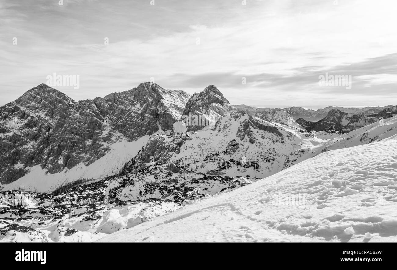 Hiver spectaculaire panorama de montagnes avec des sommets couverts de neige précoce. Banque D'Images