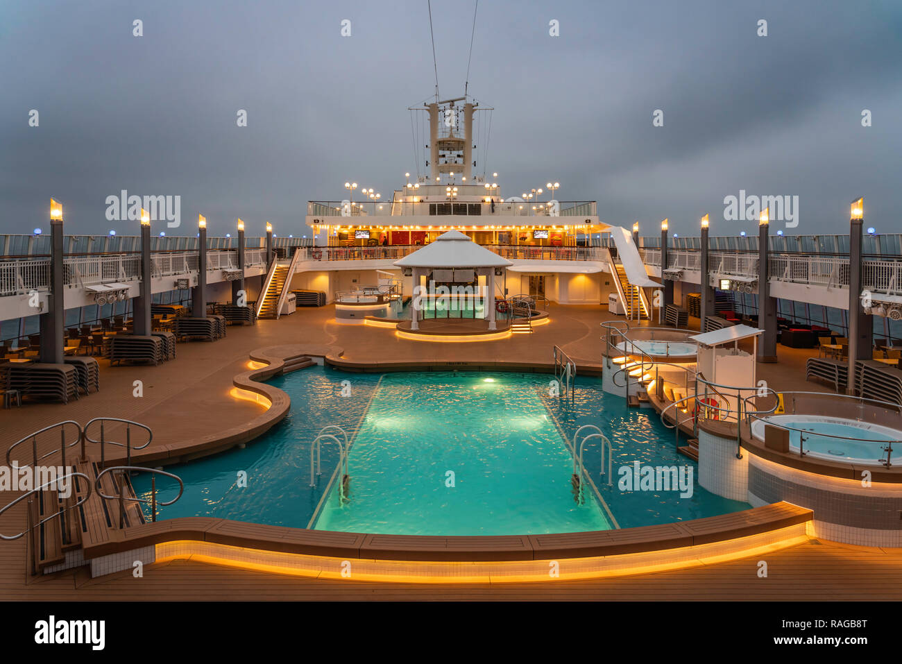 La terrasse de la piscine du bateau de croisière Norwegian Jade la nuit. Banque D'Images