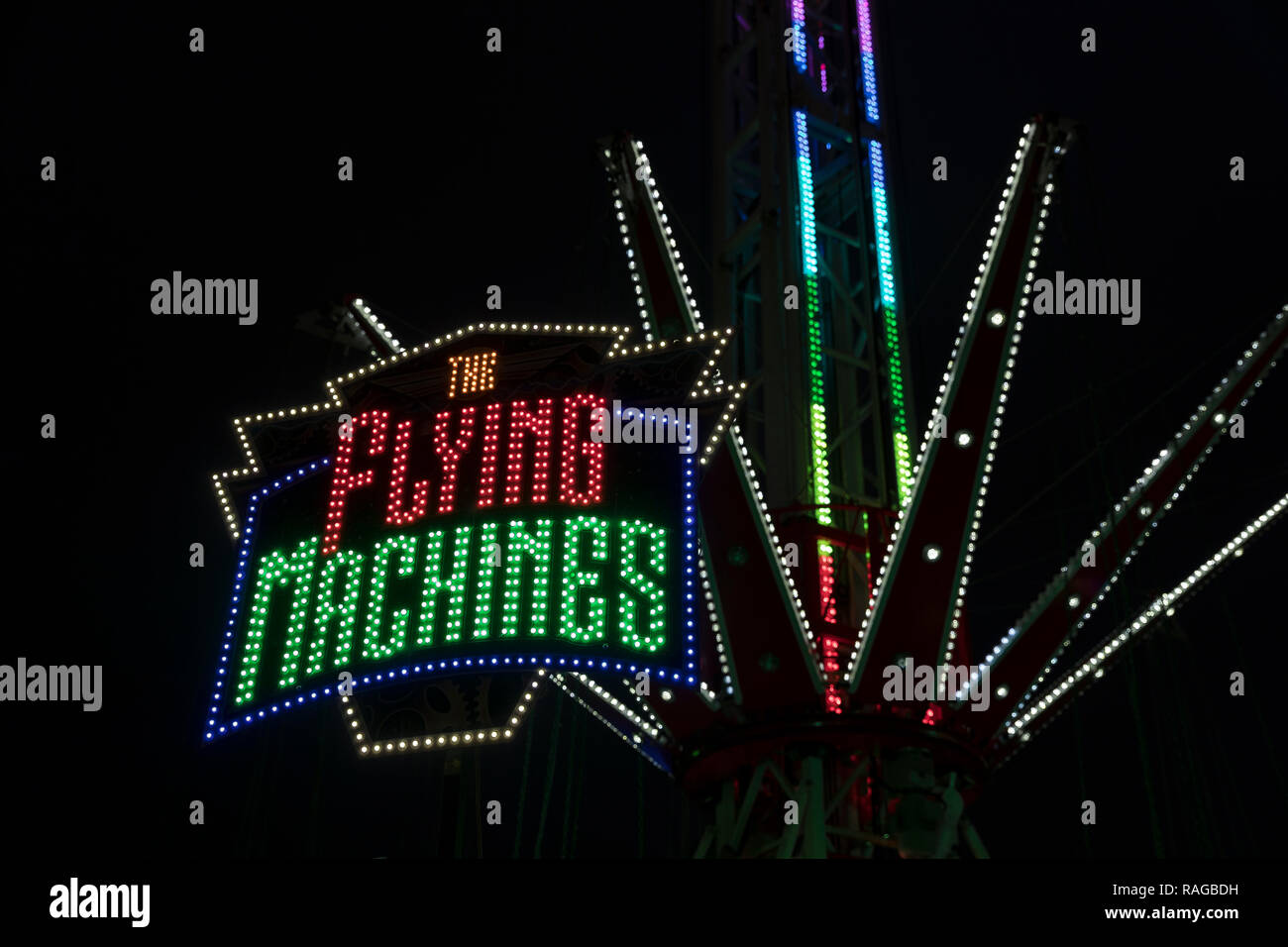 Londres, Royaume-Uni - 30 décembre 2018 : Flying Machines signer durant la période nocturne au Winter Wonderland / Hyde Park Banque D'Images