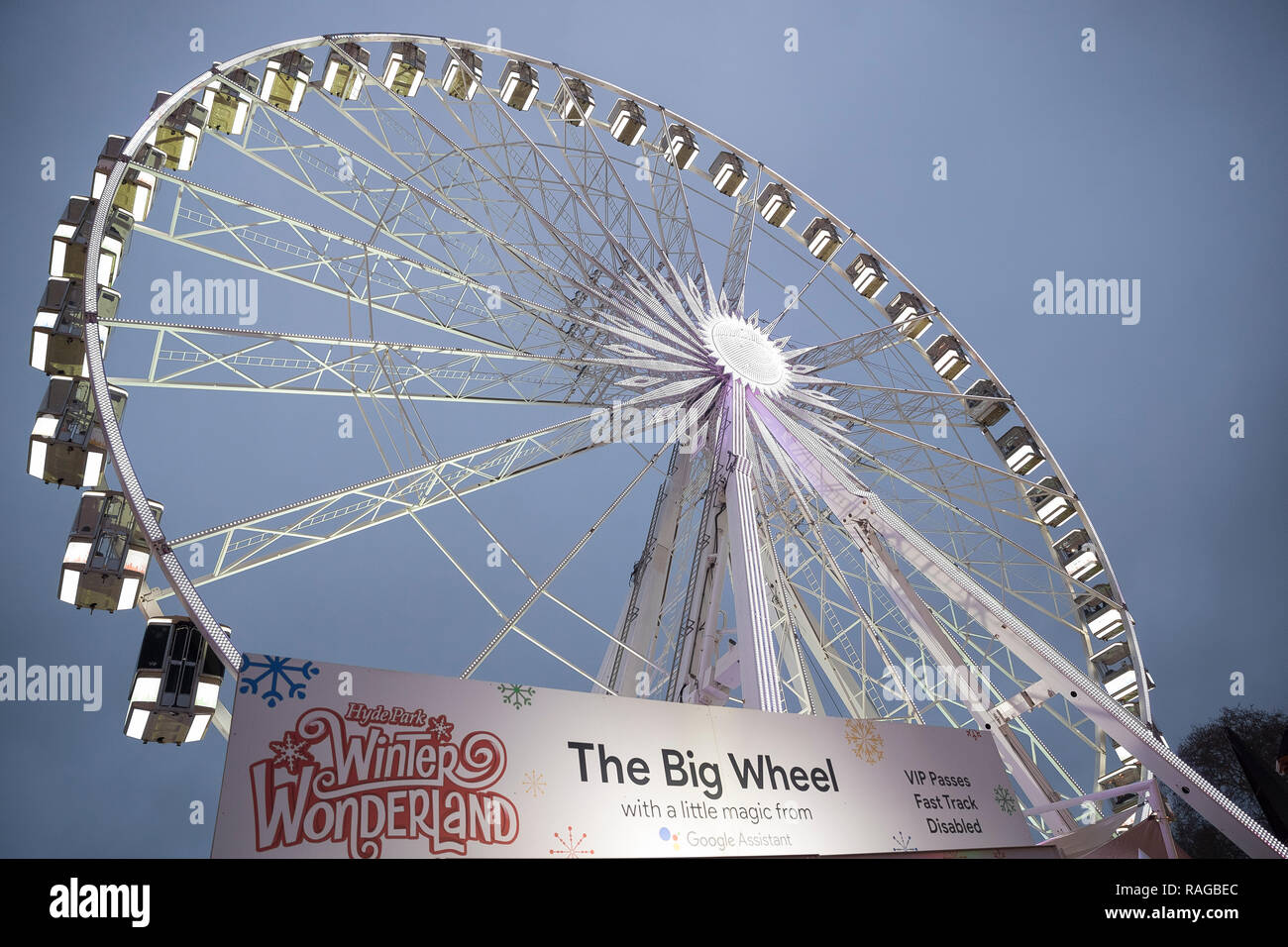 Londres, Royaume-Uni - 30 décembre 2018 : la grande roue dans la soirée au Winter Wonderland / Hyde park Banque D'Images