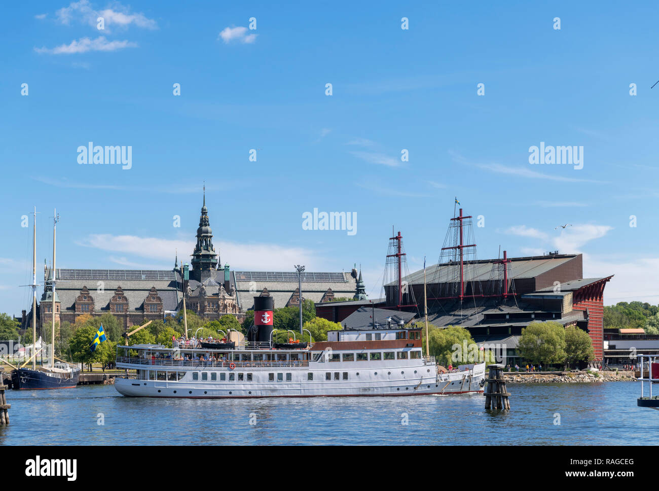 Le traversier local devant les pays nordiques et les musées Vasa vu de Skeppsholmen, Stockholm, Suède Banque D'Images