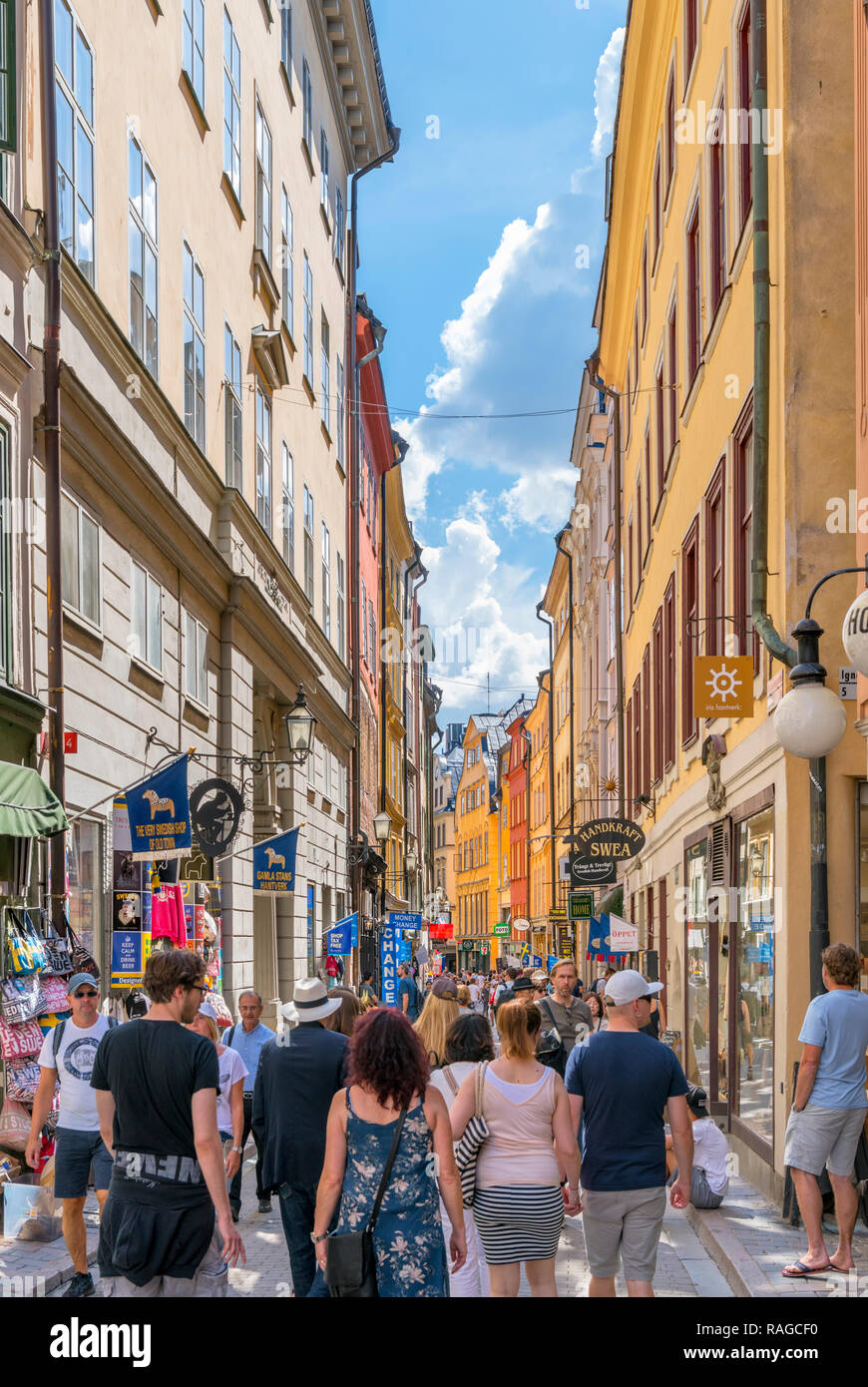 Les touristes sur Västerlånggatan, une rue principale à Gamla Stan (vieille ville), l'île de Stadsholmen, Stockholm, Suède Banque D'Images