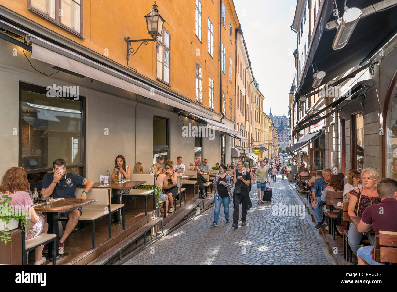 Cafés et restaurants sur Tyska brinken à Gamla Stan (vieille ville), l'île de Stadsholmen, Stockholm, Suède Banque D'Images