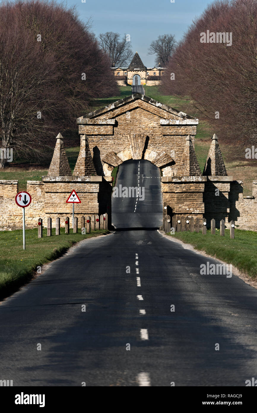 Les routes menant à château par arches dans Yorkshire du nord Banque D'Images