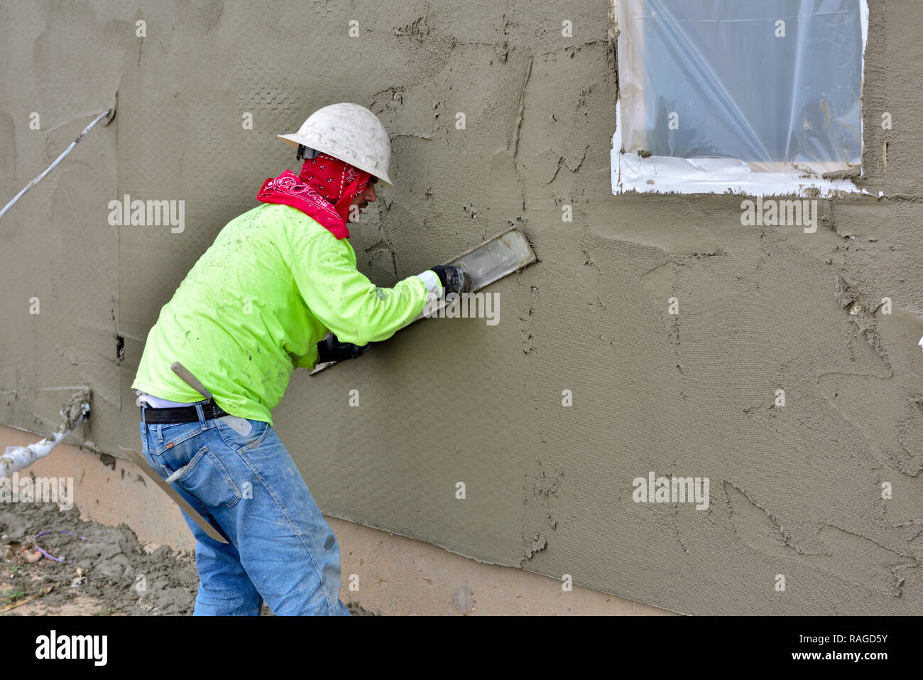 Nouvelle maison à ossature bois en construction de stuc appliquée et lissée par builder Banque D'Images