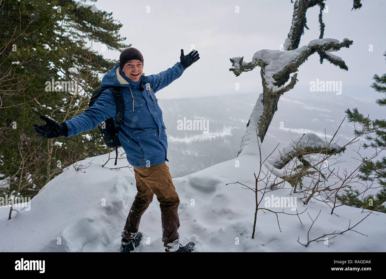 L'homme avec un sac à dos sur le dessus d'une montagne enneigée Banque D'Images