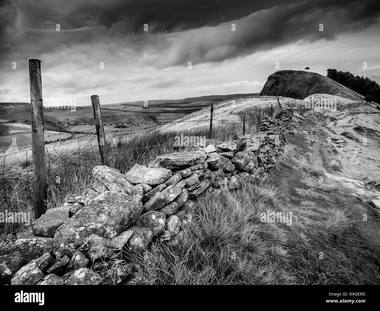 Une image de l'excellent Ridge entre Edale et Castleton dans le Peak District, au Royaume-Uni. Banque D'Images