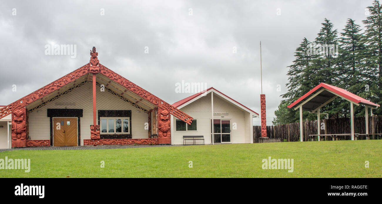 Des Ngati Kahungunu Marae Pouakani o Wairarapa, avec whakairoTamatea Pokai whare Whenua, Mangakino, district du lac Taupo, Nouvelle-Zélande Banque D'Images