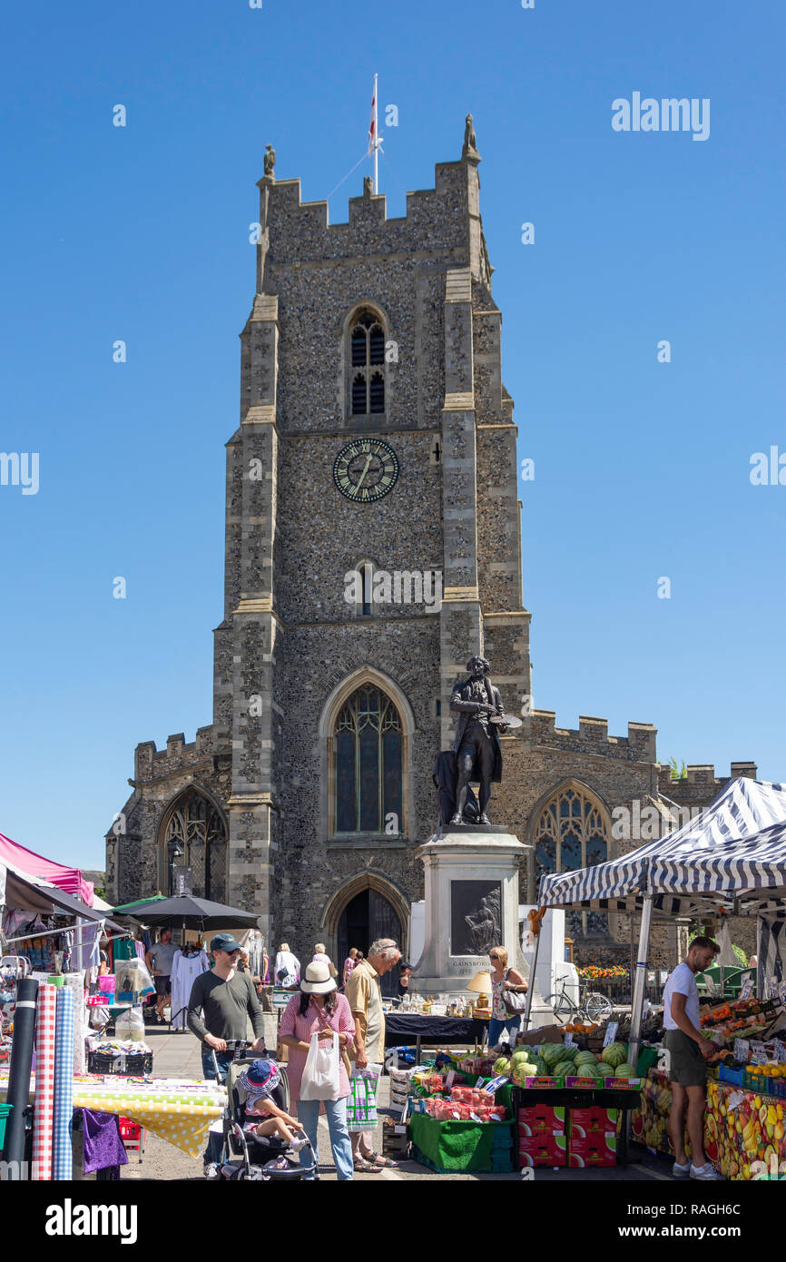L'église St Pierre (Communauté et des arts de la scène) et de Sunbury les étals du marché, Market Hill, Sudbury, Suffolk, Angleterre, Royaume-Uni Banque D'Images
