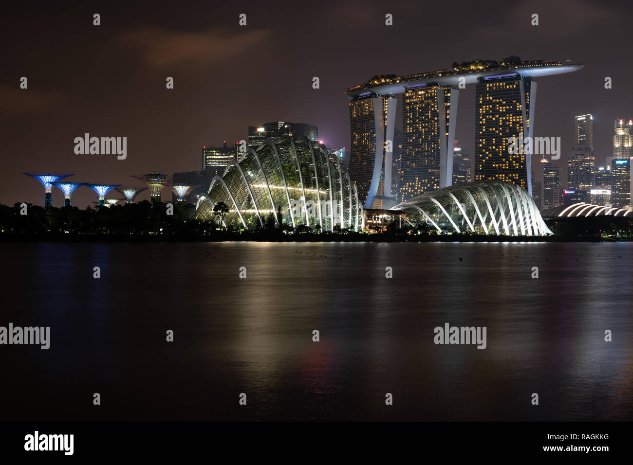 Gardens by the Bay et Marina Bay Sands Hotel, Singapore Banque D'Images