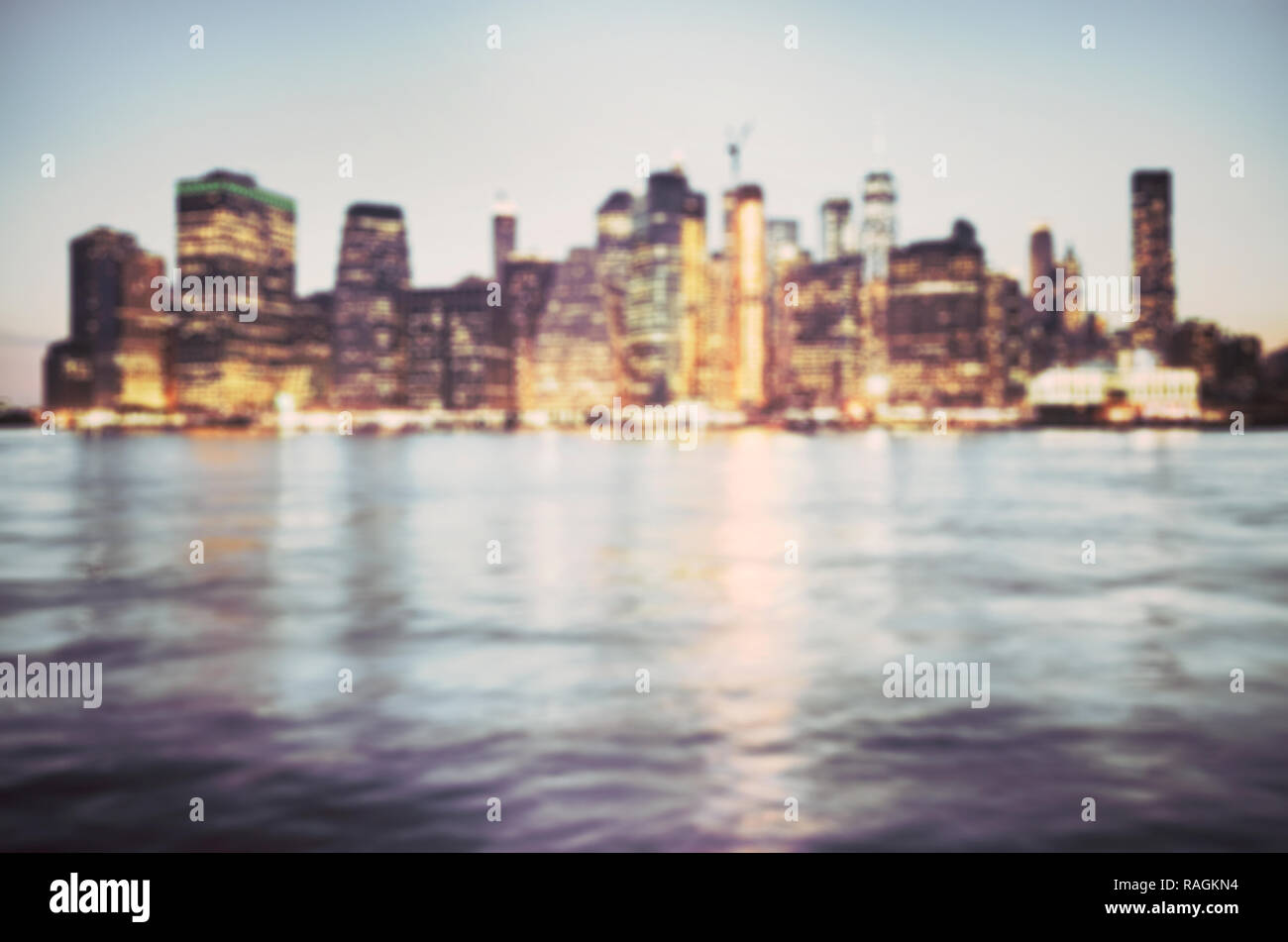 Photo floue de Manhattan skyline at sunset, résumé contexte urbain, aux tons de couleur photo, New York City, USA. Banque D'Images
