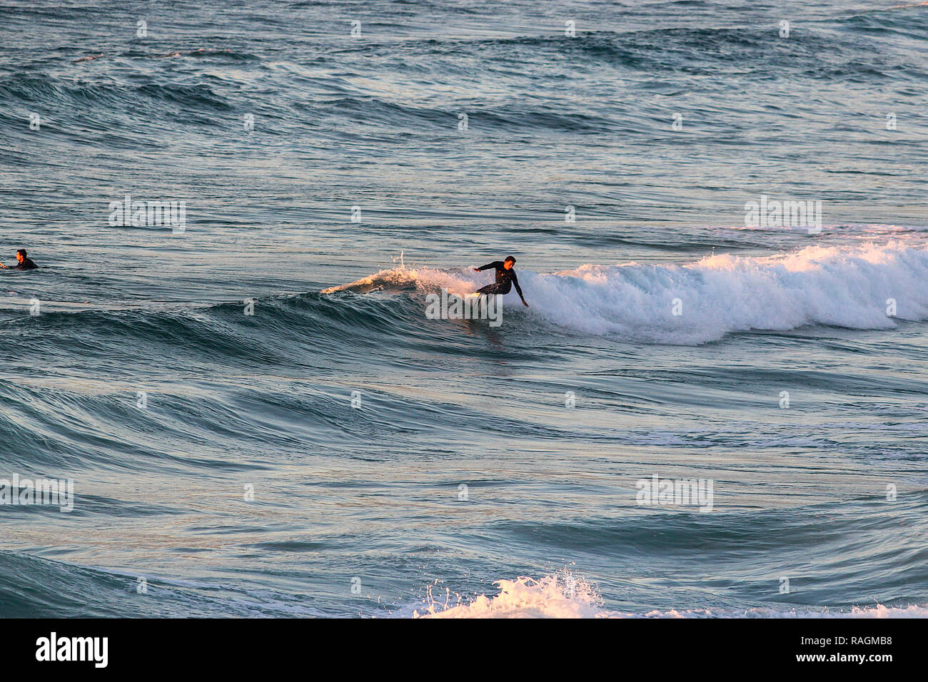 Un surfeur en th Guinho beach, une magnifique plage à Cascais, près de Lisbonne Banque D'Images