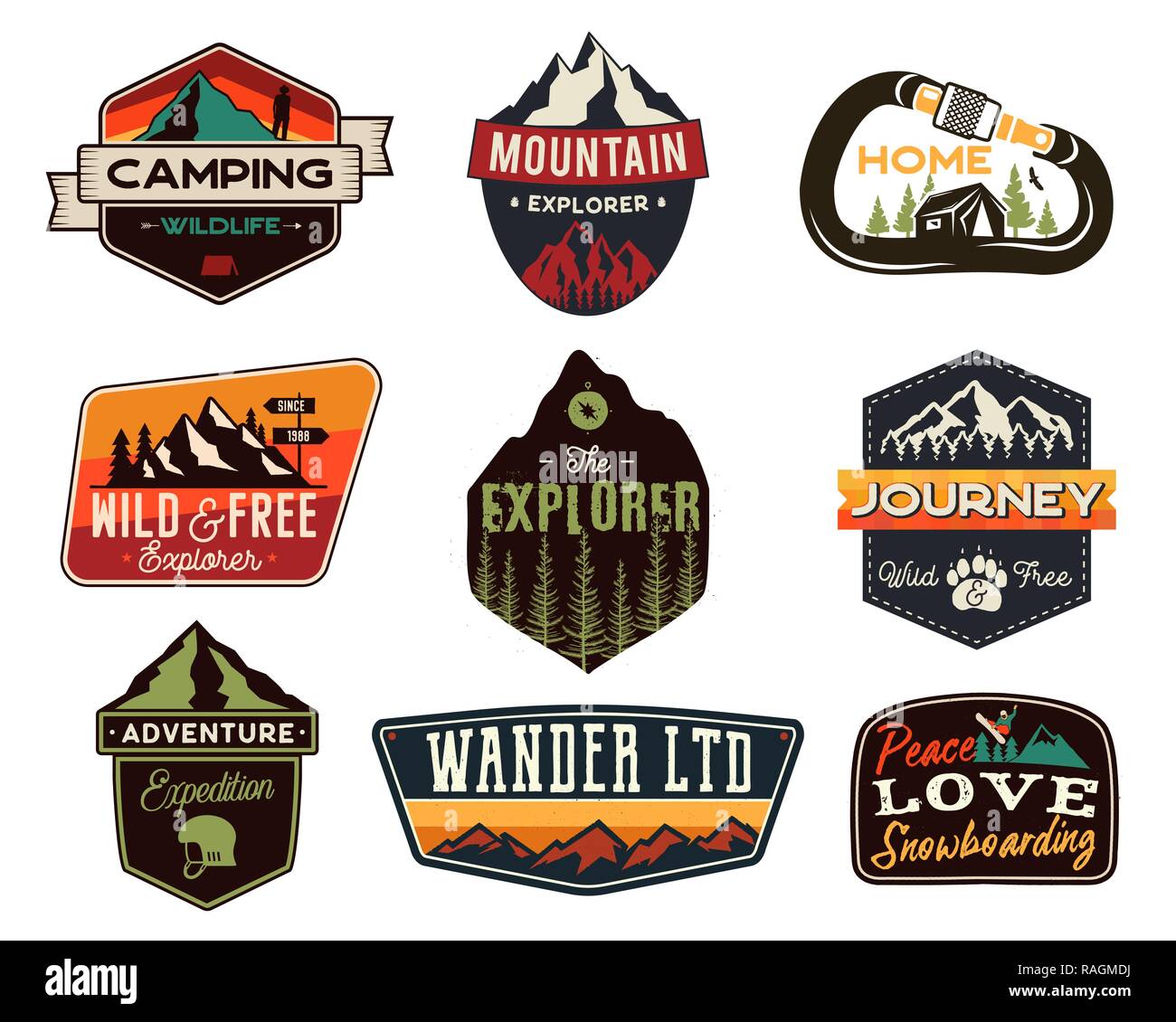 À l'extérieur. logos Vintage Voyage montagne dessinés à la main, insignes, emblèmes de la faune. Étiquettes Camping concepts. Explorer les illustrations. Correctifs vecteur Stock isolé sur fond blanc. Illustration de Vecteur