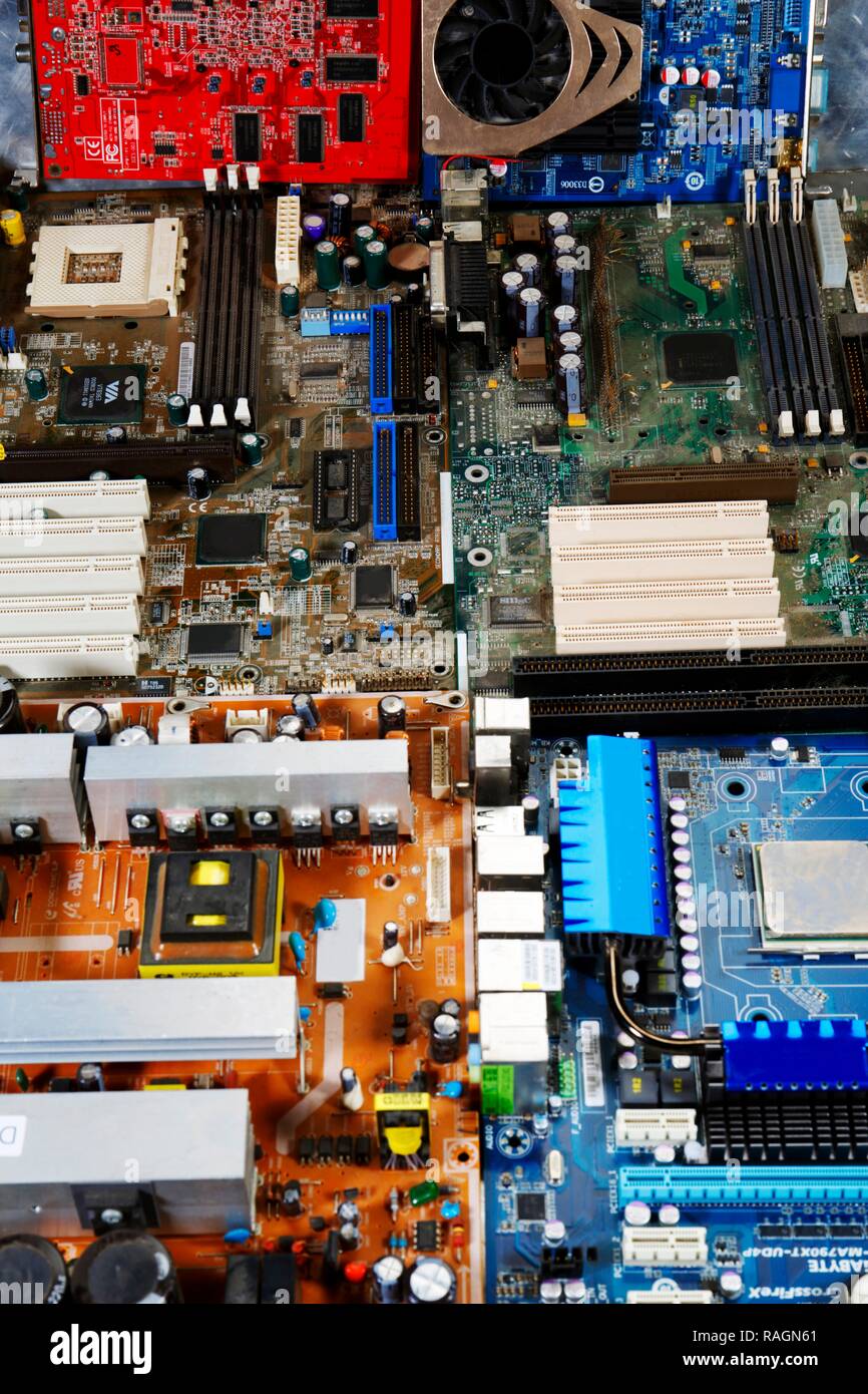 Les circuits imprimés de l'ordinateur montrant des micropuces, transistors et résistances. Banque D'Images
