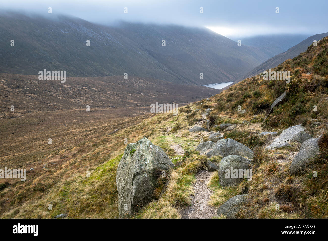 Il s'agit d'une photo d'un sentier de randonnée dans les montagnes de Mourne d'Irlande du Nord. Un lac peut seulement être vu dans la vallée Banque D'Images