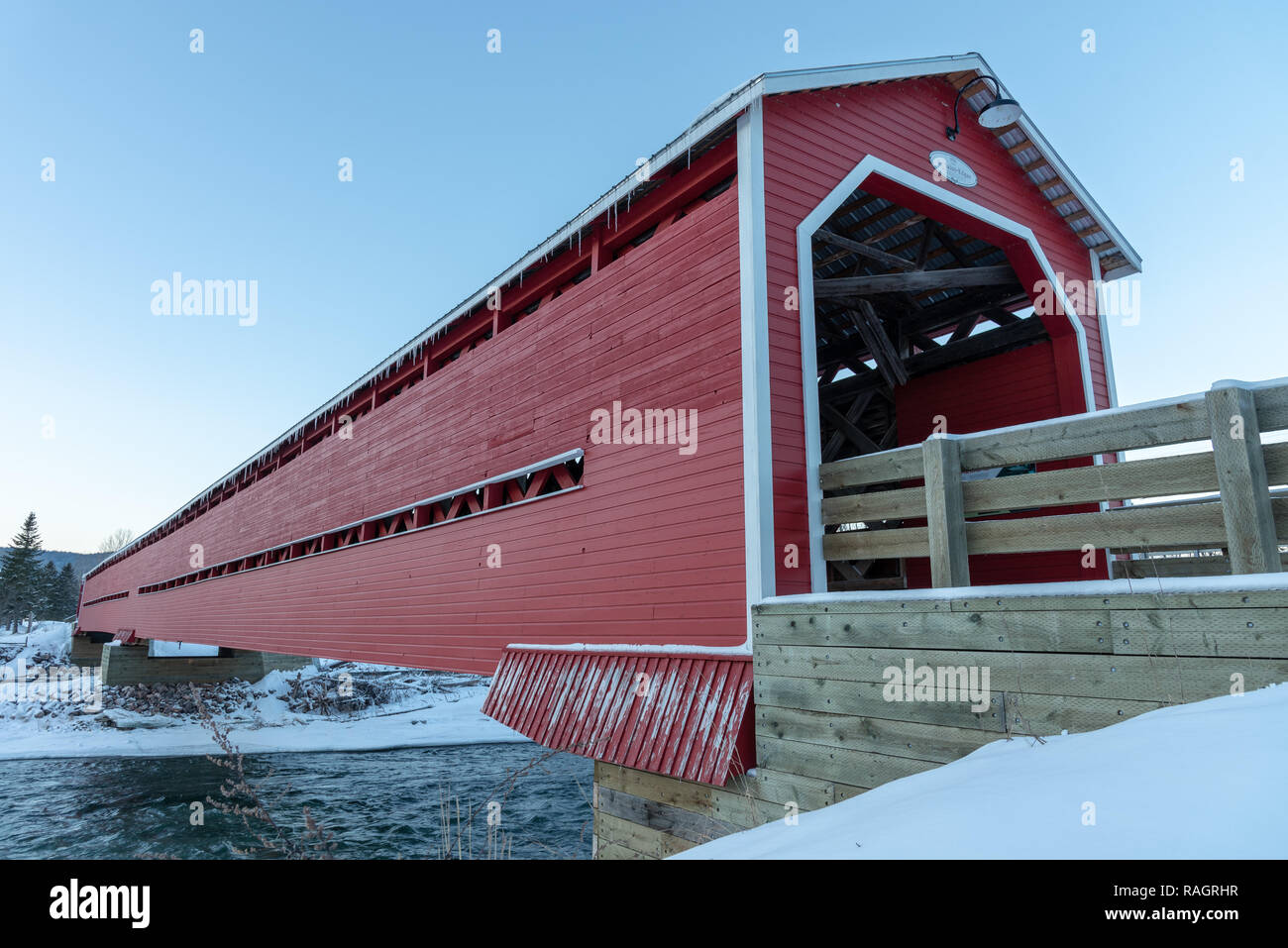 Pont couvert en hiver sur la rivière Cascapédia près de St-Edgar, Québec, Canada Banque D'Images