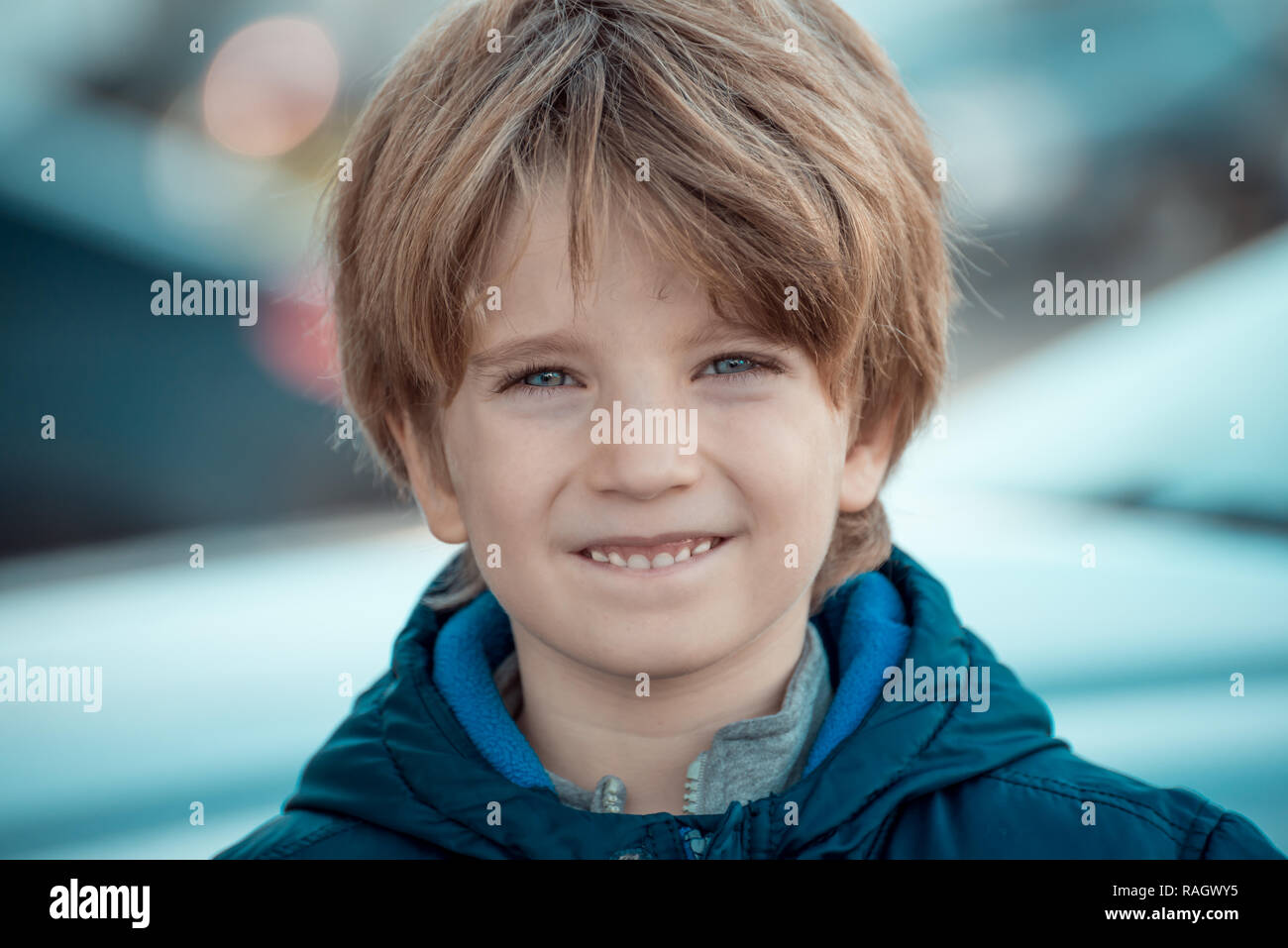 Petit garçon blond aux yeux bleus Banque de photographies et d’images à