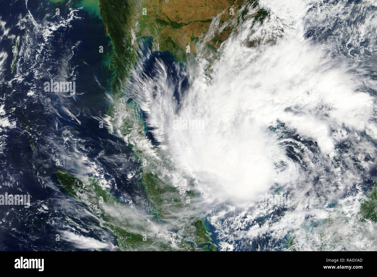 Image satellite de typhon Pabuk frapper la côte est de la Thaïlande - éléments de cette image fournie par la NASA Banque D'Images Image satellite de typhon Pabuk frapper la côte est de la Thaïlande - éléments de cette image fournie par la NASA Banque D'Images