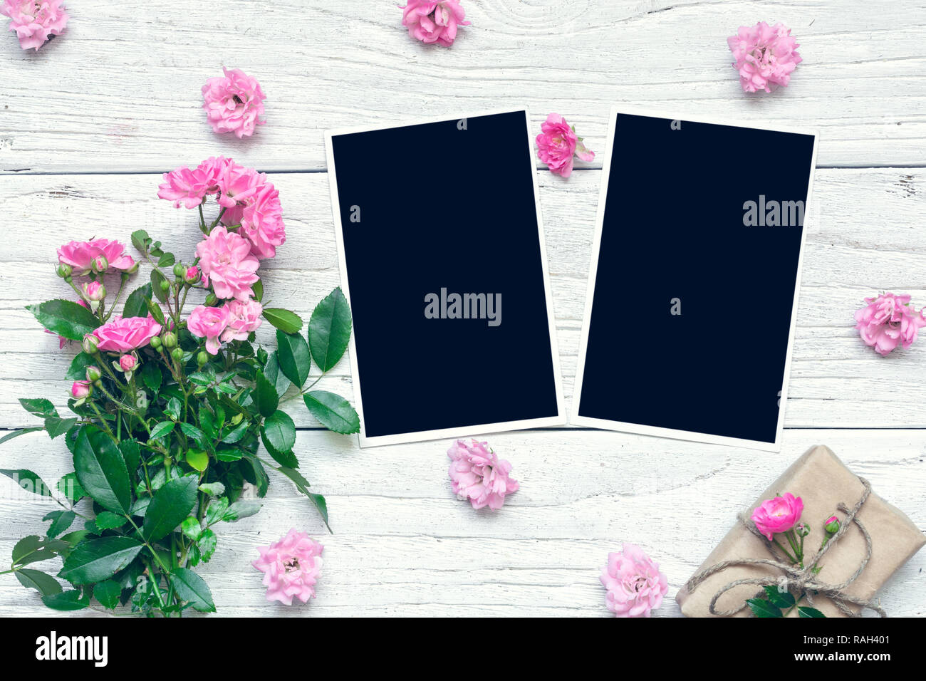 Bouquet de fleurs rose rose avec cadre photo Blanc et boîte-cadeau. maison de vacances. vue d'en haut. Télévision. vintage toning Banque D'Images