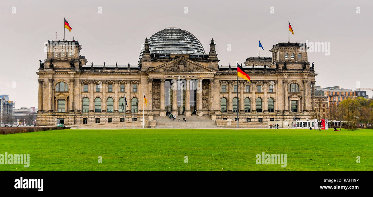 Bâtiment du Reichstag, le parlement allemand de l'allemand à Berlin, drapeaux flottants au-dessus du monument du capital allemand Banque D'Images