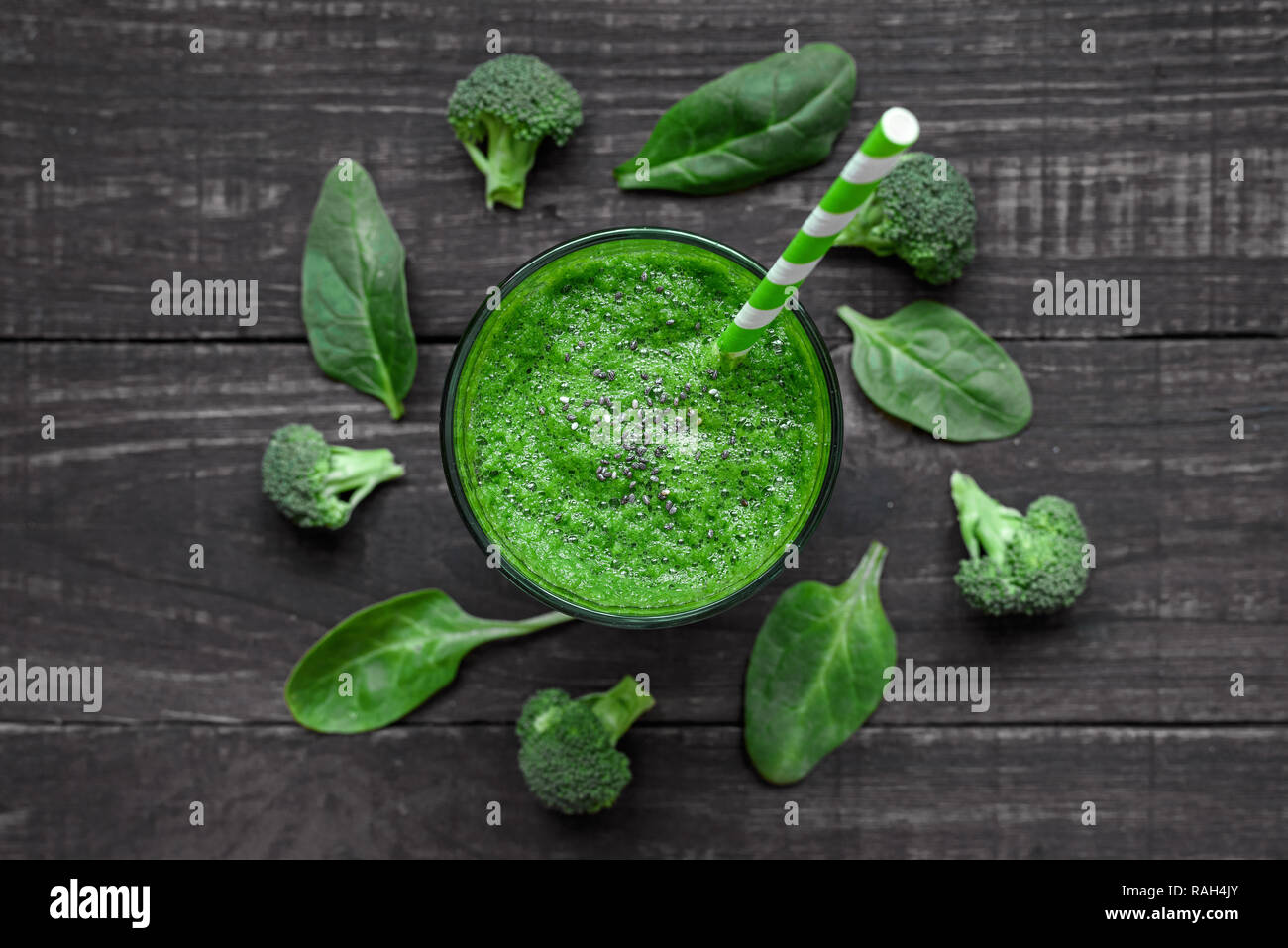 Smoothie vert sain dans un verre avec brocoli, épinards et chia seeds sur table en bois rustique, vue de dessus. Banque D'Images