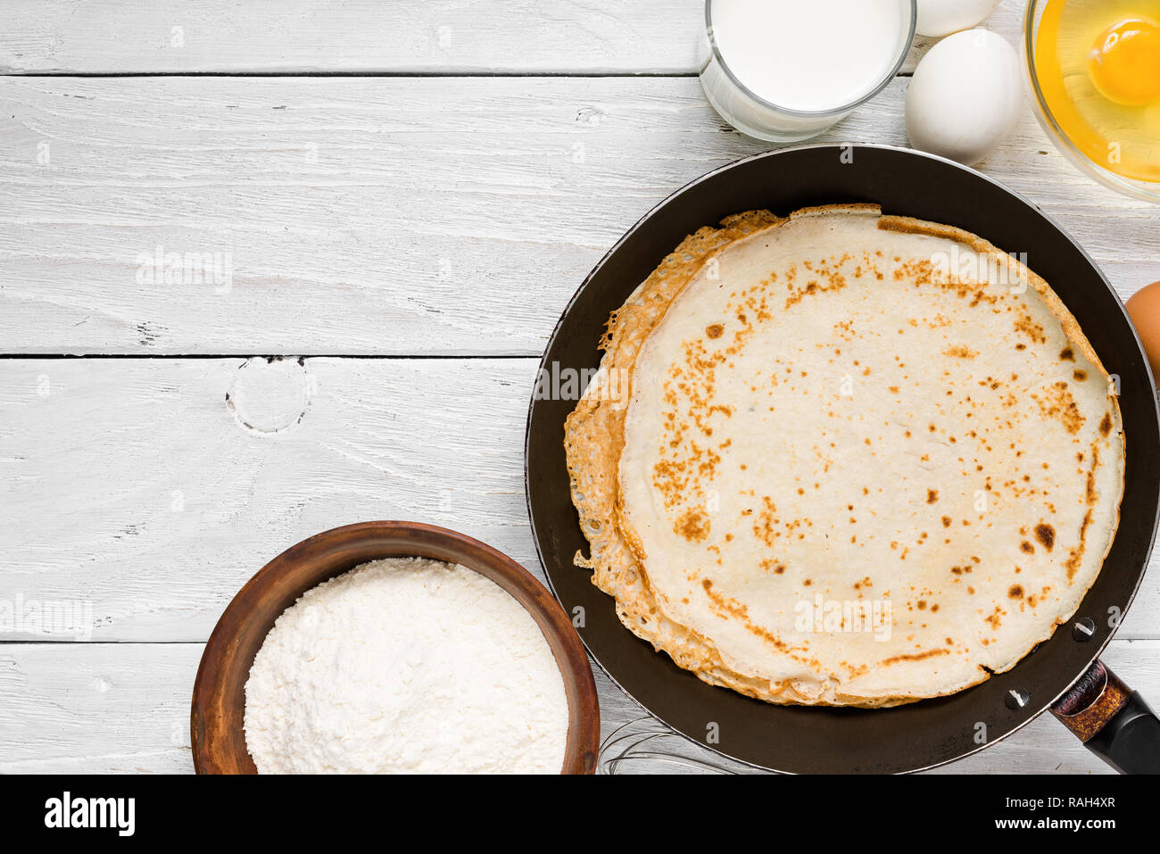 Pile de crêpes sur une poêle dans les ingrédients. Concept de cuisine vue d'en haut. Banque D'Images
